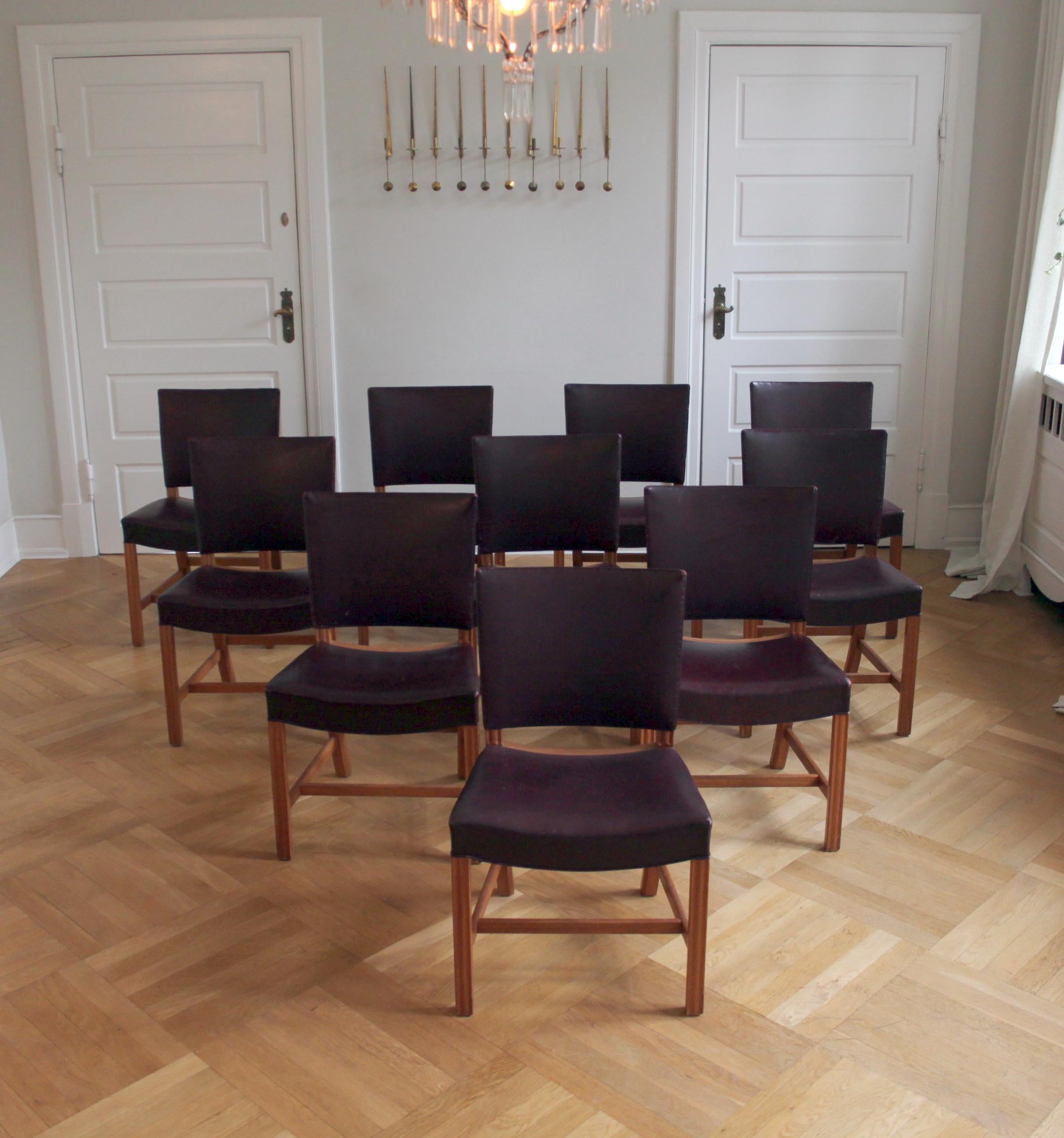 Scandinave moderne Ensemble de 10 chaises rouges Kaare Klint Rud Rasmussen, Danemark années 1950 en vente