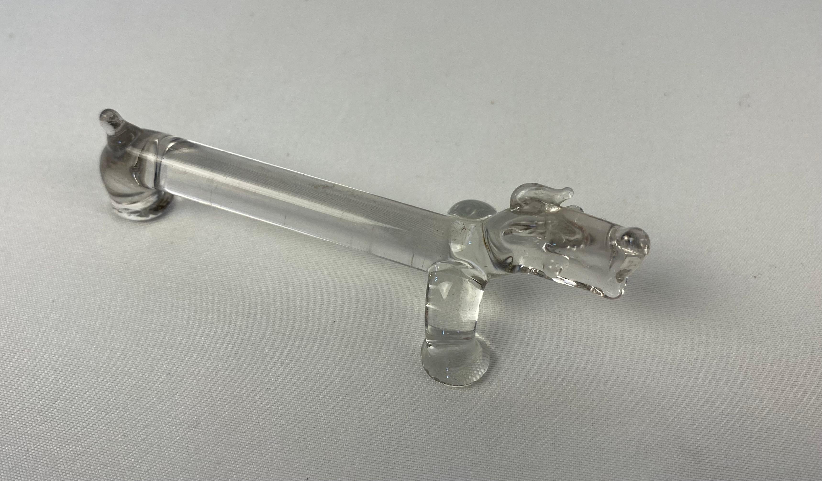 Un charmant ensemble de 10 repose-couteaux en verre moulé en forme de chien Basset Hound. Fabriqué en France, vers 1960-70.

Cet ensemble fantaisiste de 10 porte-couteaux en verre moulé en forme de Basset Hound français ornera votre table et ravira