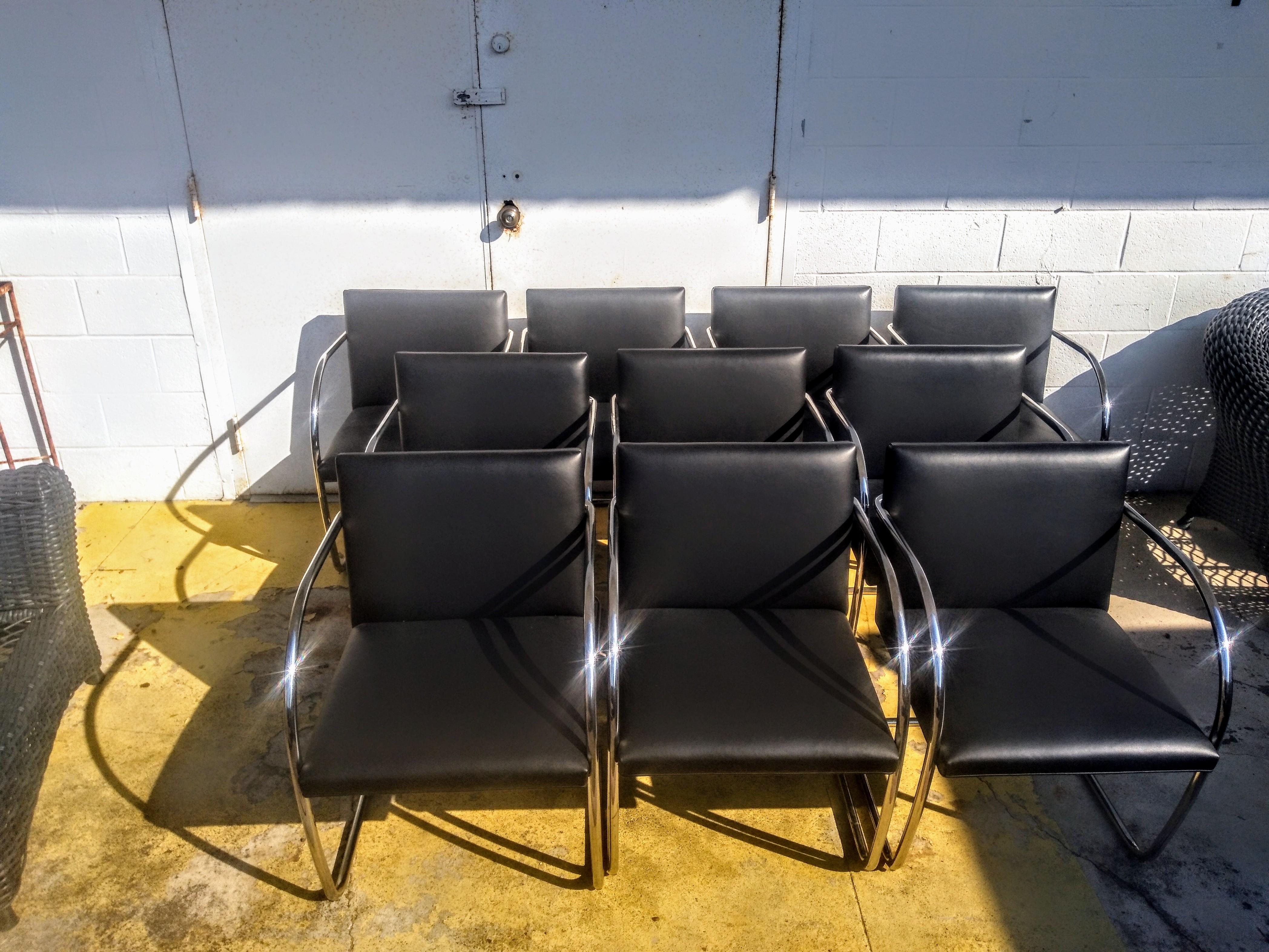 Satz von 10 Brünner Stühlen von Knoll mit Gestellen aus poliertem Edelstahlrohr und Original-Lederbezug.  Ursprünglich 1930 von Mies van der Rohe entworfen, wurden diese Exemplare in den 80er Jahren produziert.