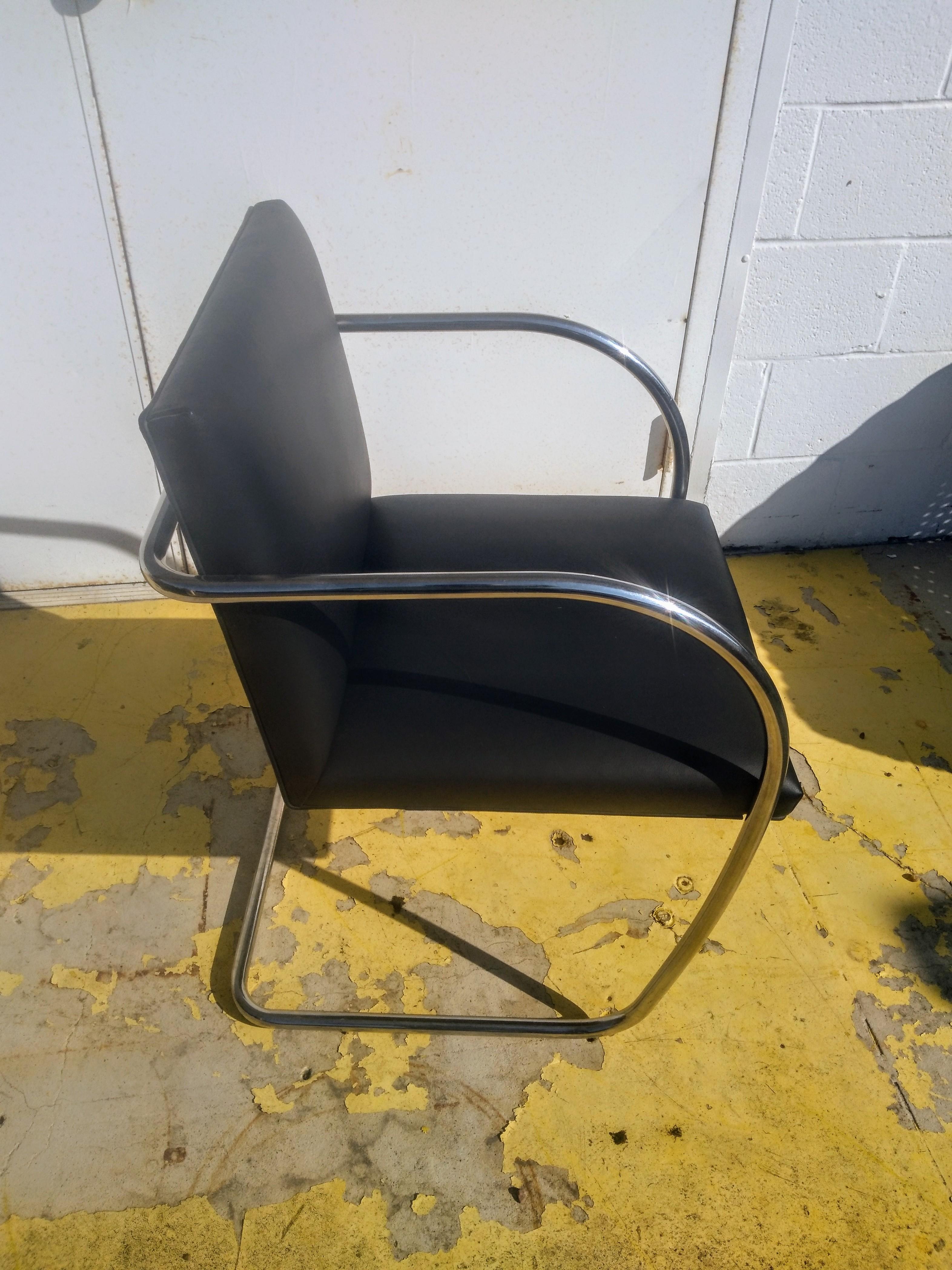 Satz von 10 Knoll Brünn röhrenförmigen Lederstühlen (20. Jahrhundert) im Angebot