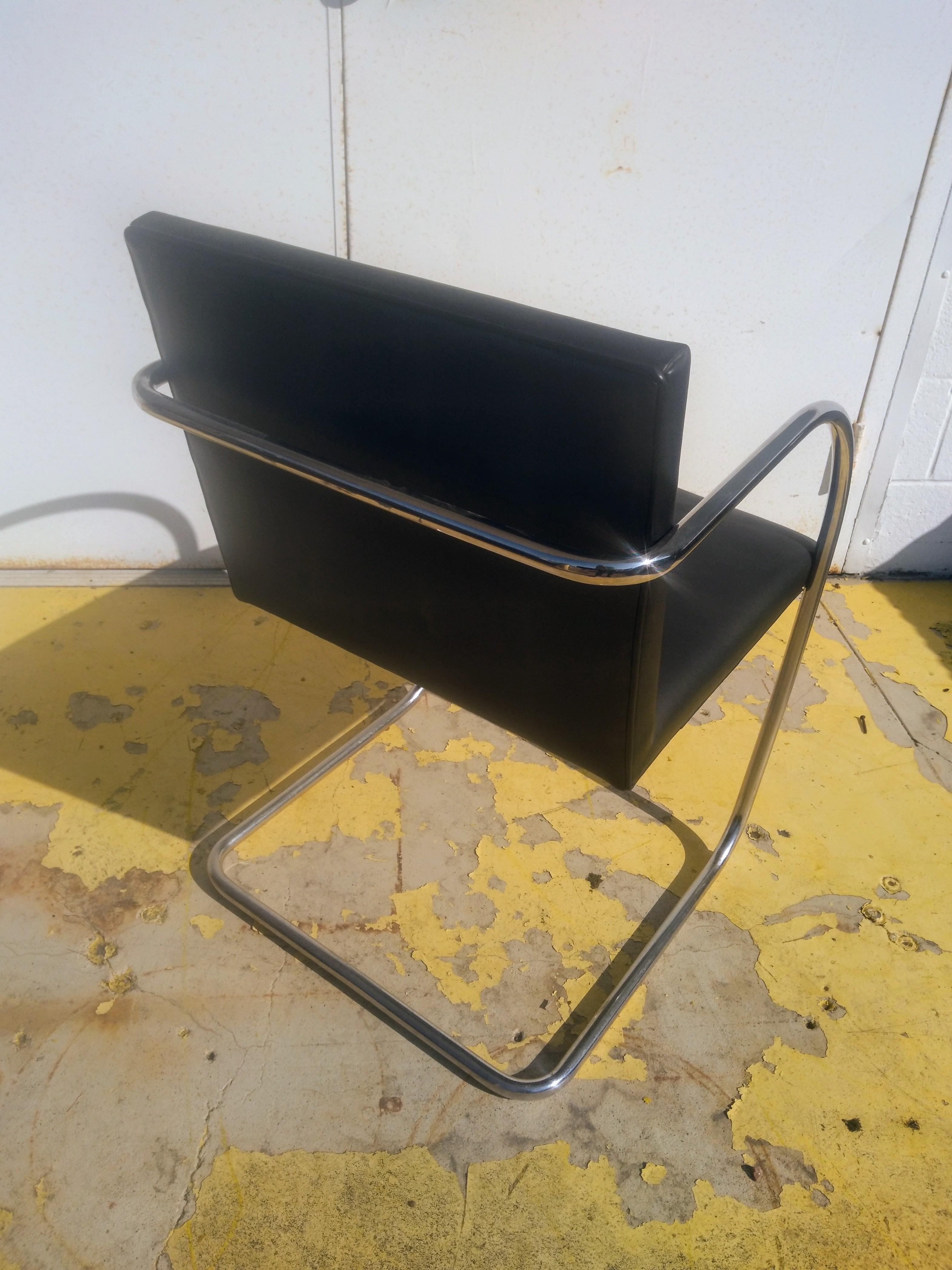 Satz von 10 Knoll Brünn röhrenförmigen Lederstühlen (Edelstahl) im Angebot