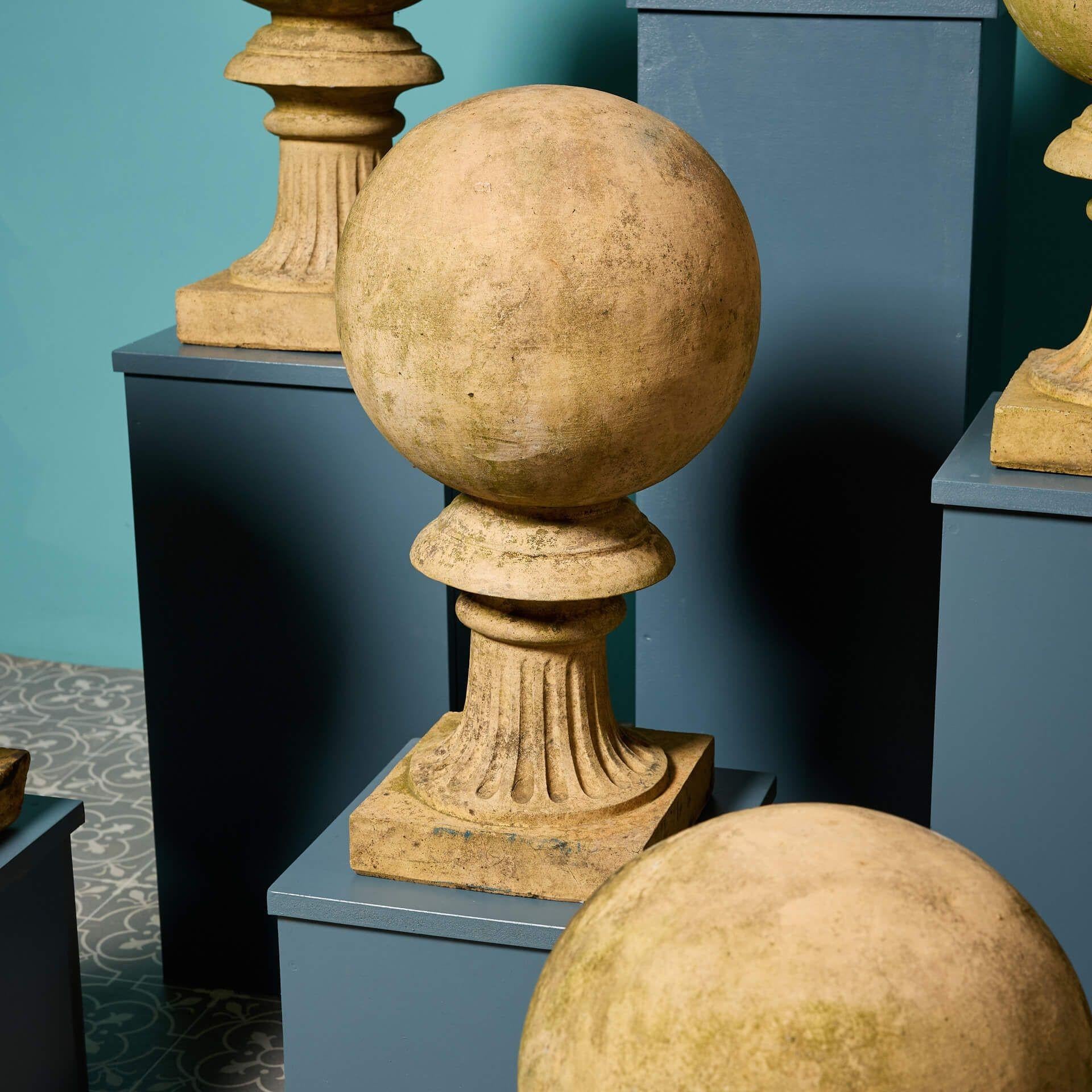Juego de 10 remates de bola grandes de terracota antigua color beige Inglés en venta