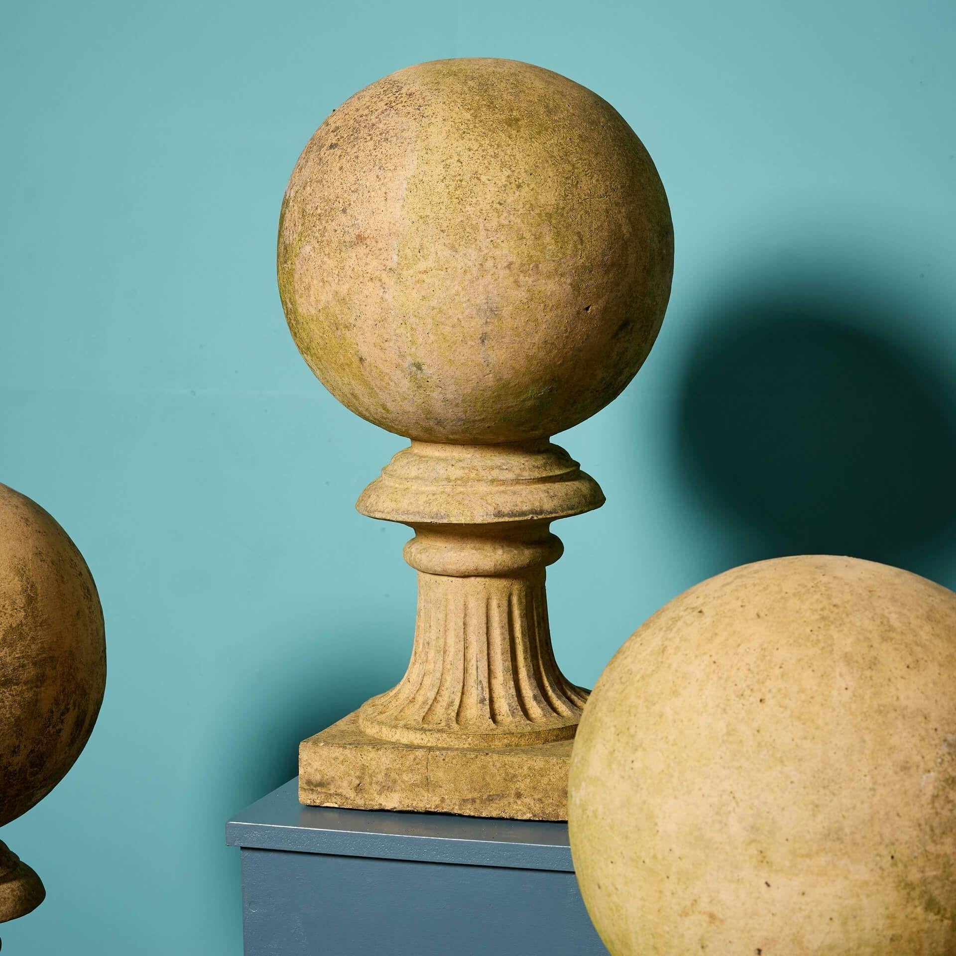 Juego de 10 remates de bola grandes de terracota antigua color beige en Bastante bueno estado para la venta en Wormelow, Herefordshire