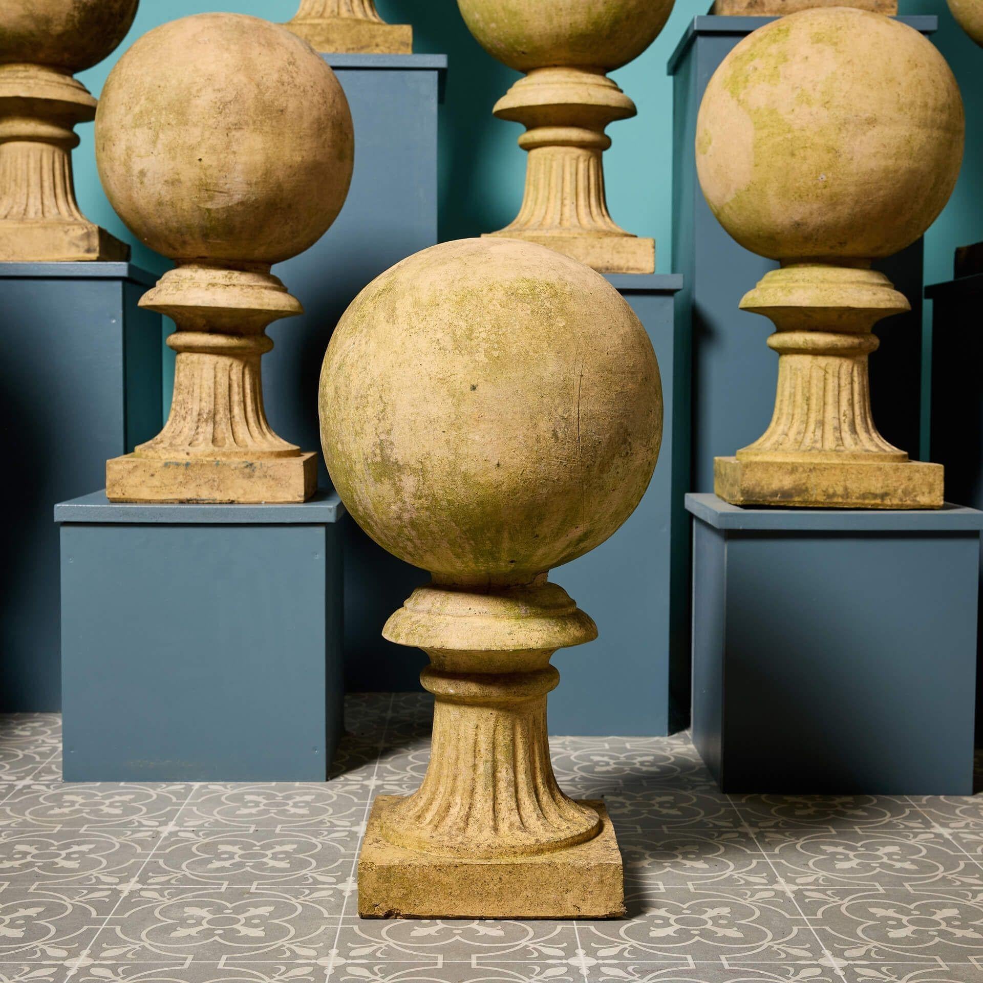 Juego de 10 remates de bola grandes de terracota antigua color beige siglo XIX en venta