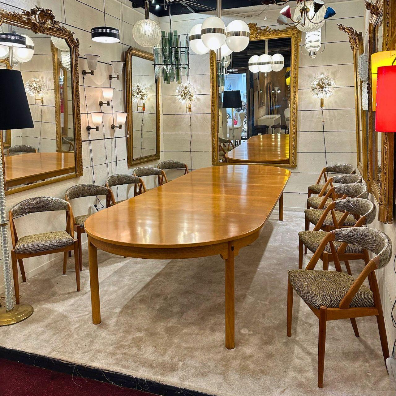 Beautiful set of 10 Scandinavian chairs in solid light oak, fully restored fabric and high-end finishes.
Designer Kai Kristiansen Original edition by Schou Andersen.
Denmark, circa 1960.

Length: 48 cm – 18,90 po
Width: 49 cm – 19,29 po
Height: 73