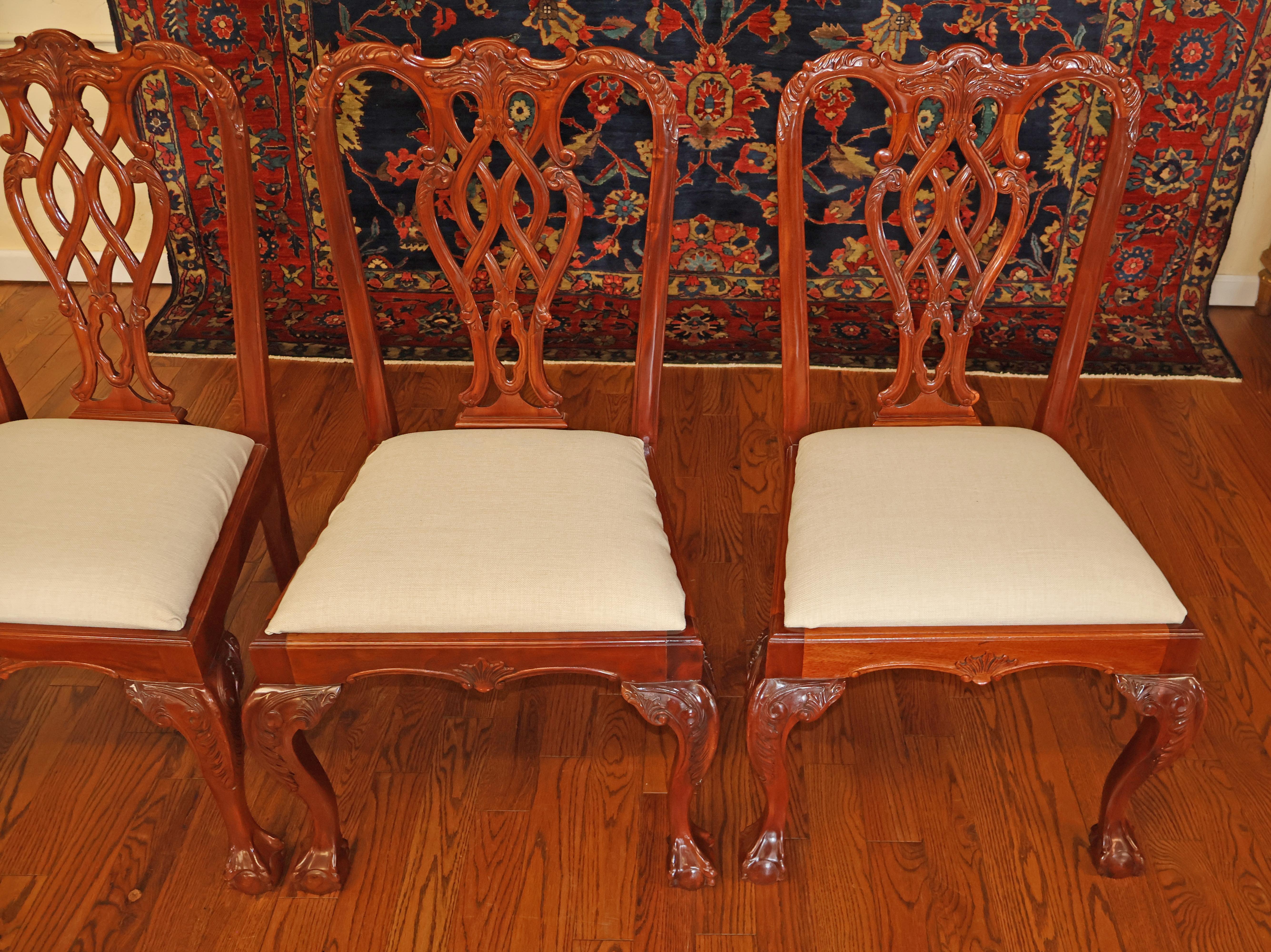 Satz von 10 Esszimmerstühlen aus Mahagoni im Chippendale-Stil mit Kugel- und Klauenfüßen im Angebot 7