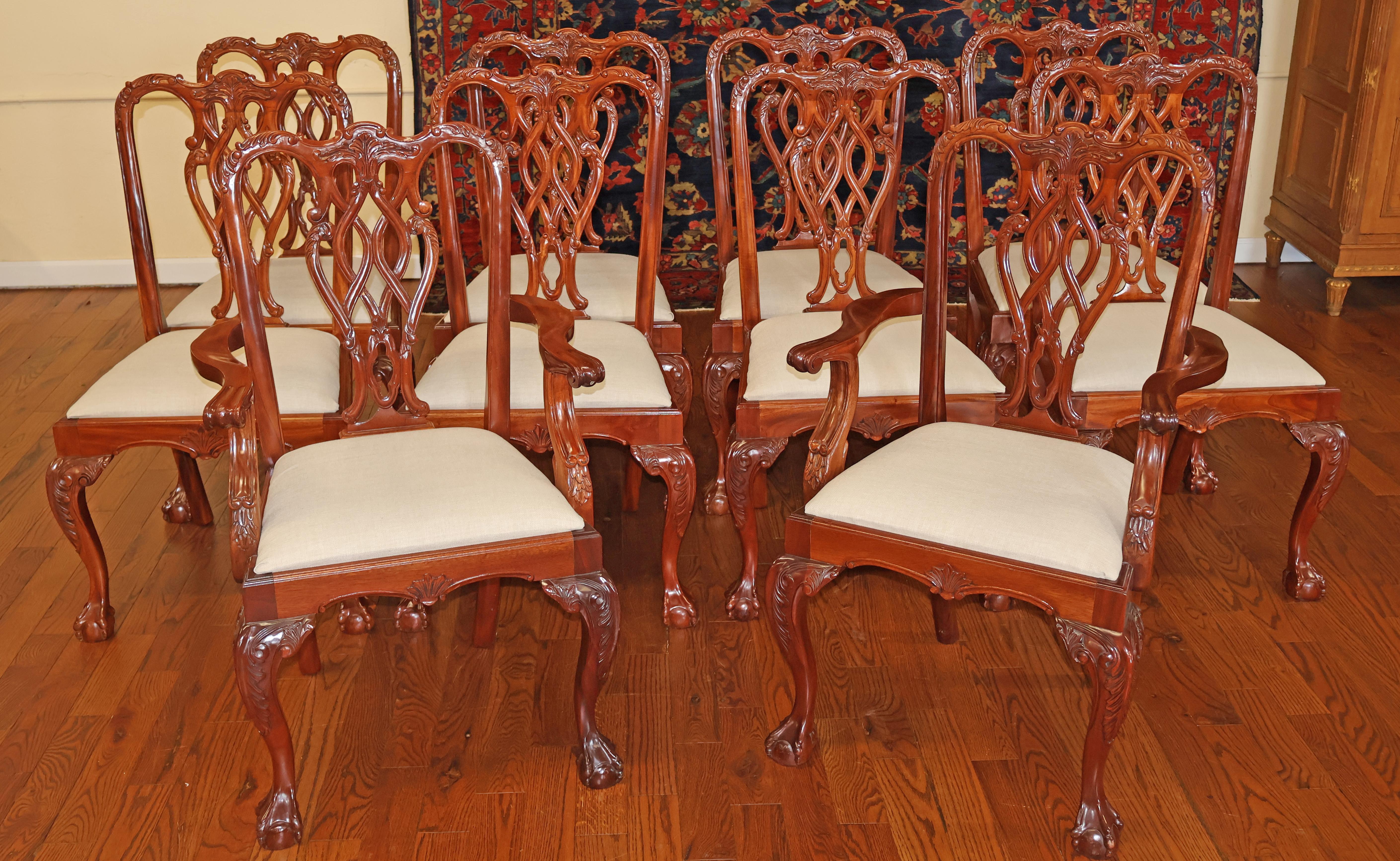 Ensemble de 10 chaises de salle à manger en acajou de style Chippendale avec pieds en boule et griffes

Dimensions : Fauteuils - 40