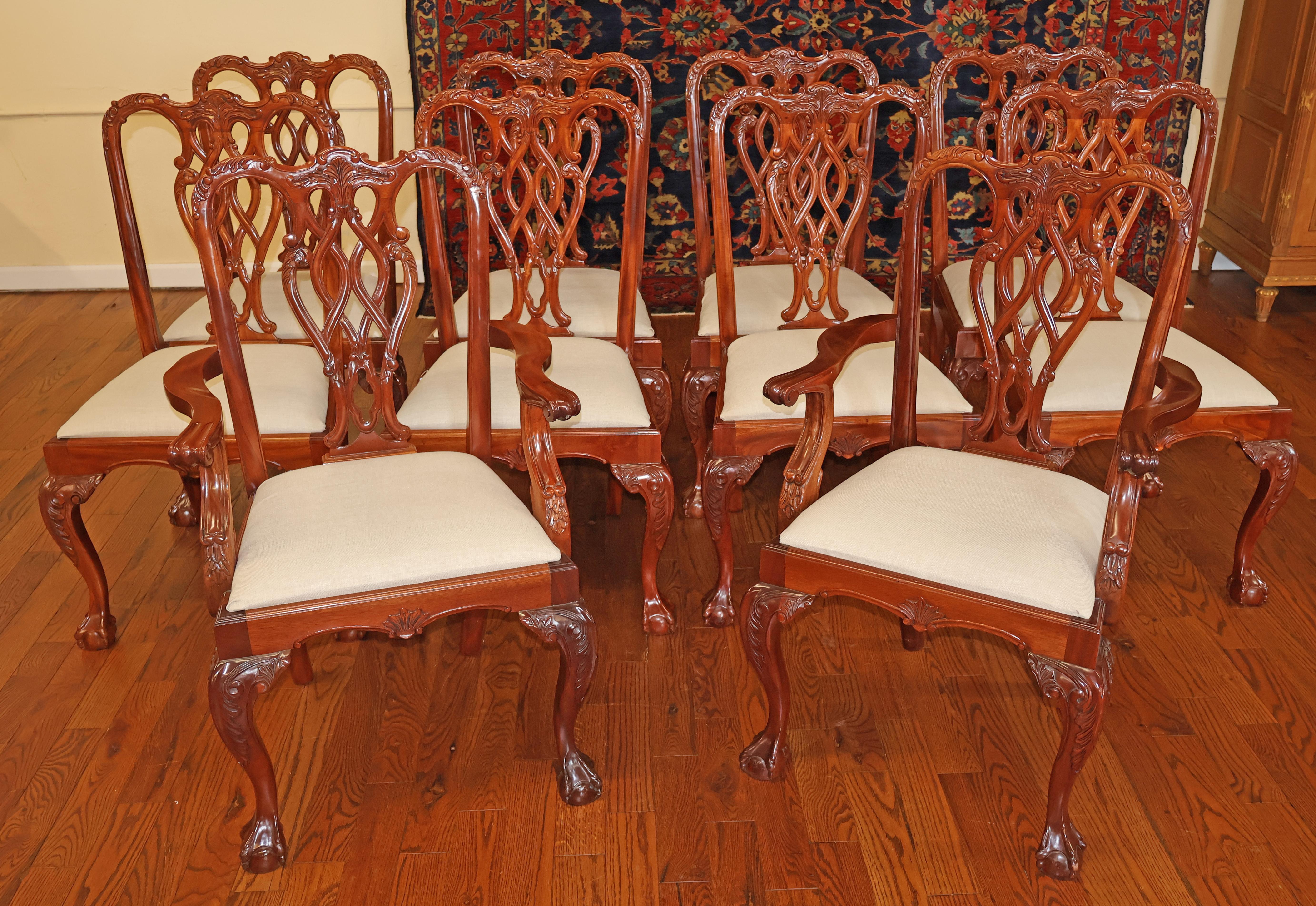 Satz von 10 Esszimmerstühlen aus Mahagoni im Chippendale-Stil mit Kugel- und Klauenfüßen (Ende des 20. Jahrhunderts) im Angebot