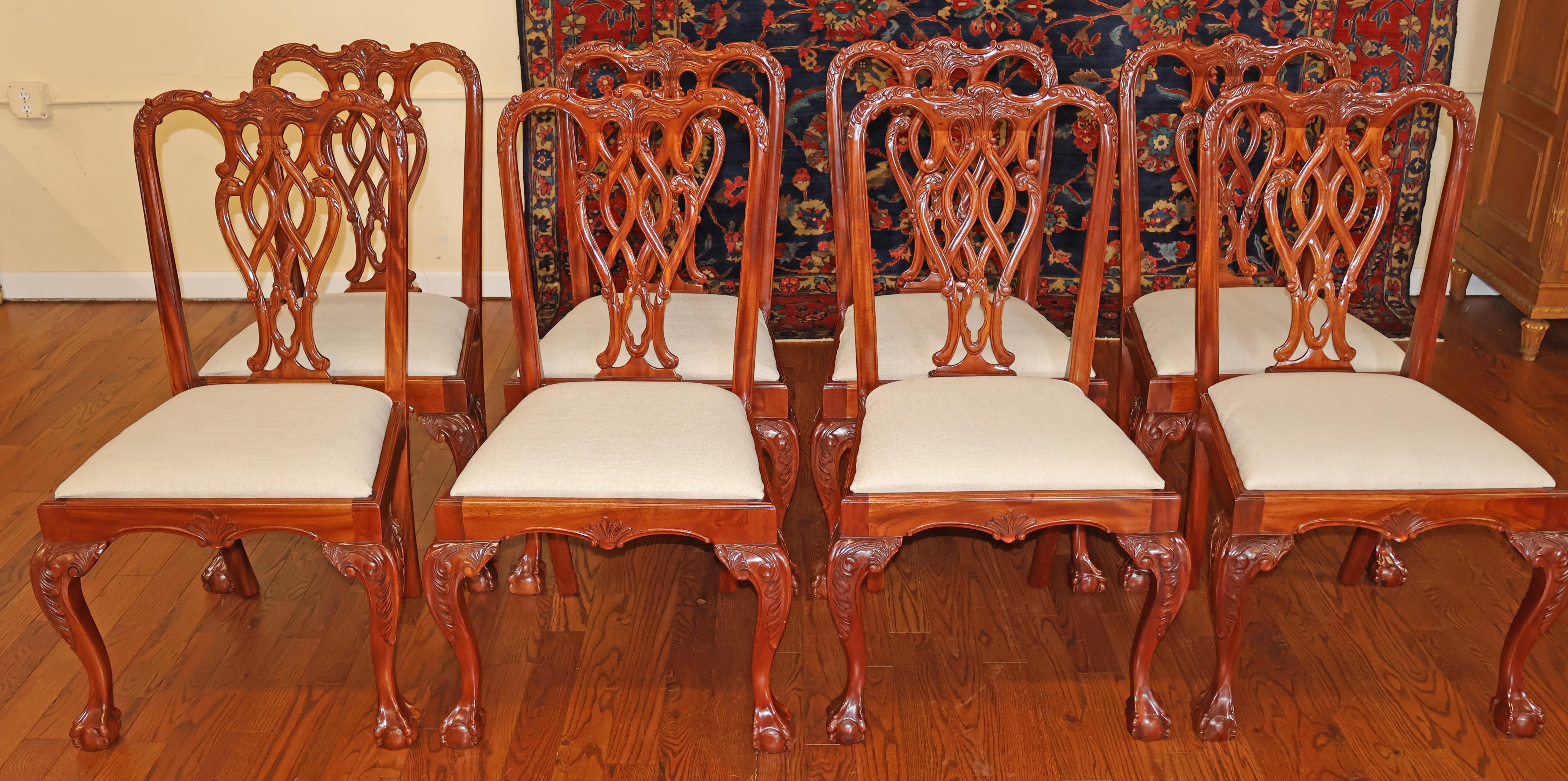 Satz von 10 Esszimmerstühlen aus Mahagoni im Chippendale-Stil mit Kugel- und Klauenfüßen im Angebot 1