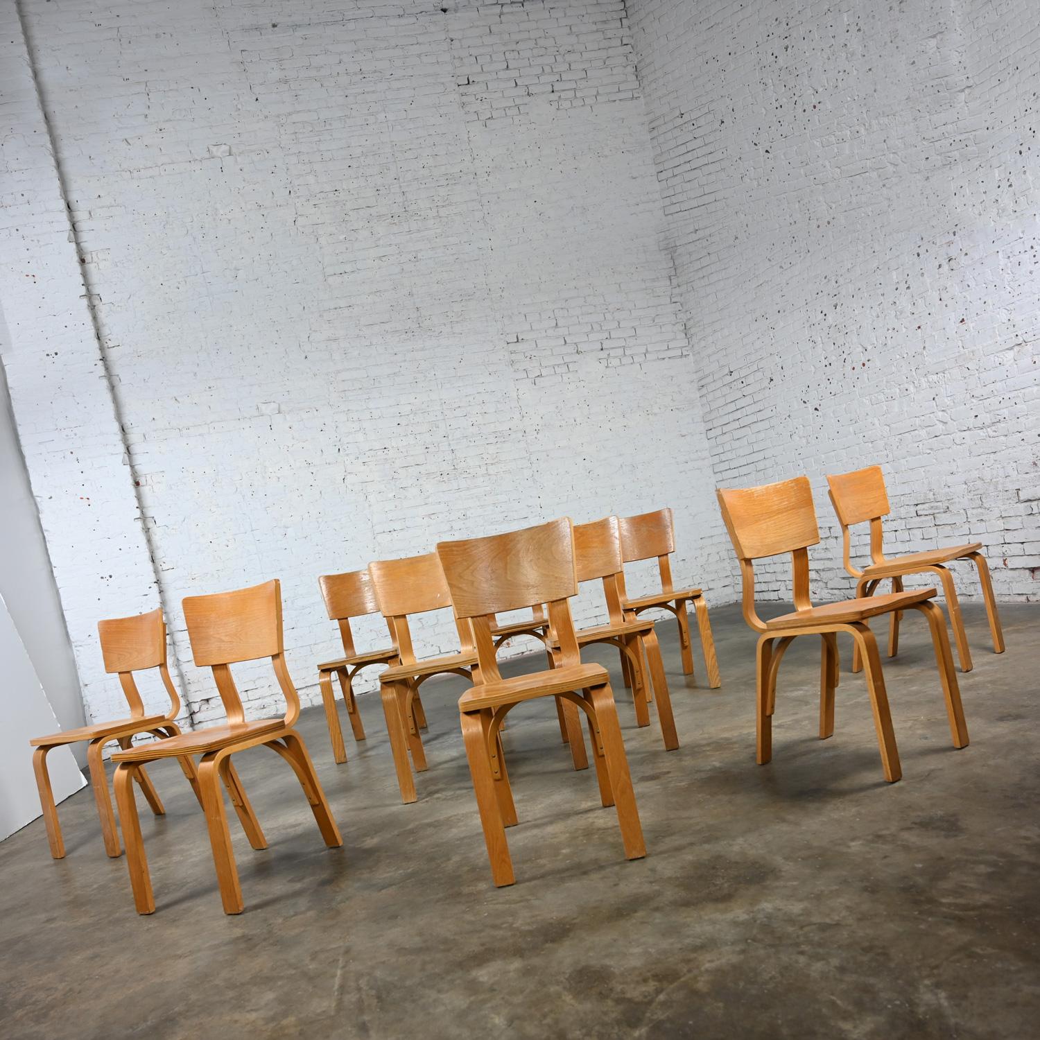 Américain Lot de 10 chaises de salle à manger MCM Thonet #1216 en contreplaqué de chêne courbé, assise en selle, arc simple en vente