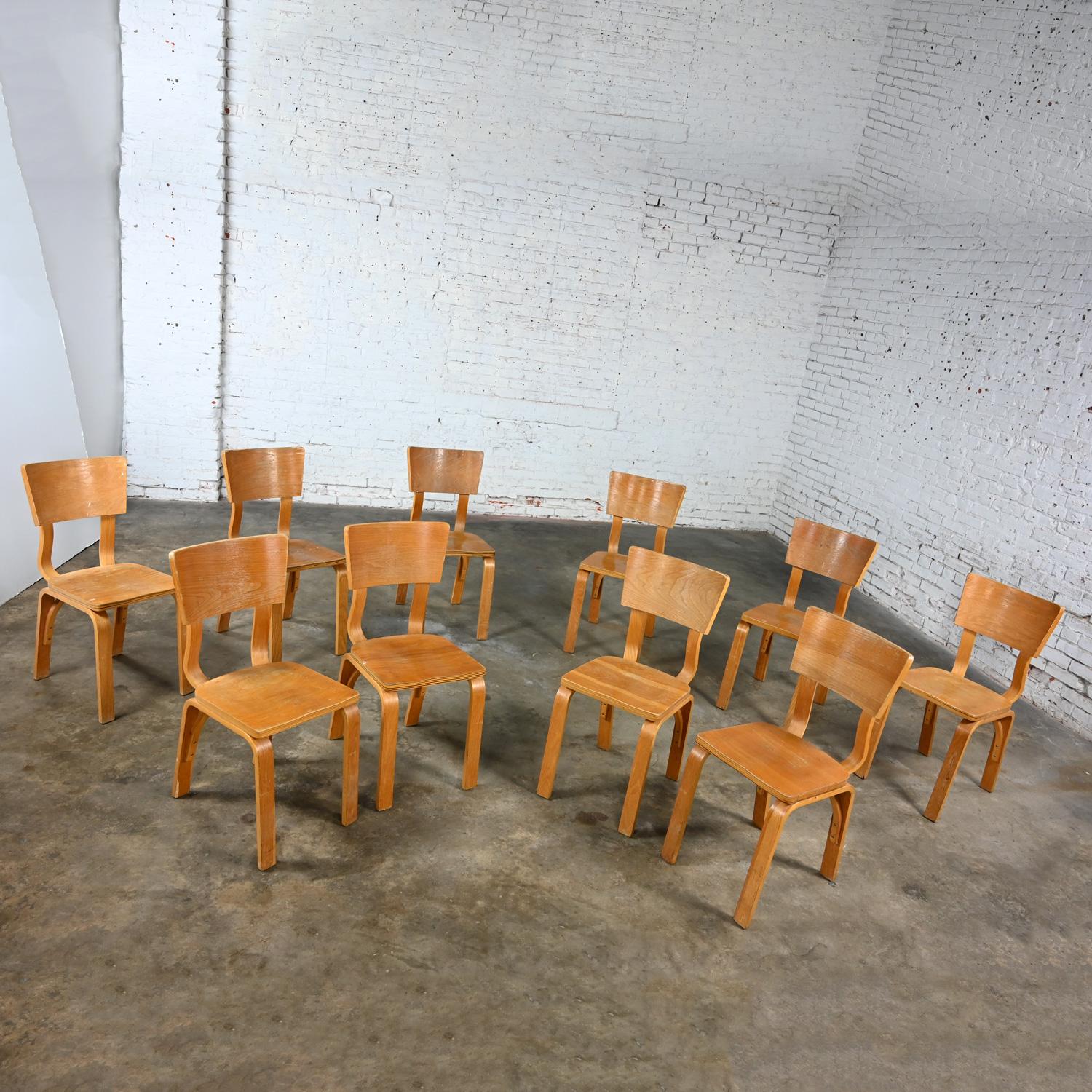 Chêne Lot de 10 chaises de salle à manger MCM Thonet #1216 en contreplaqué de chêne courbé, assise en selle, arc simple en vente