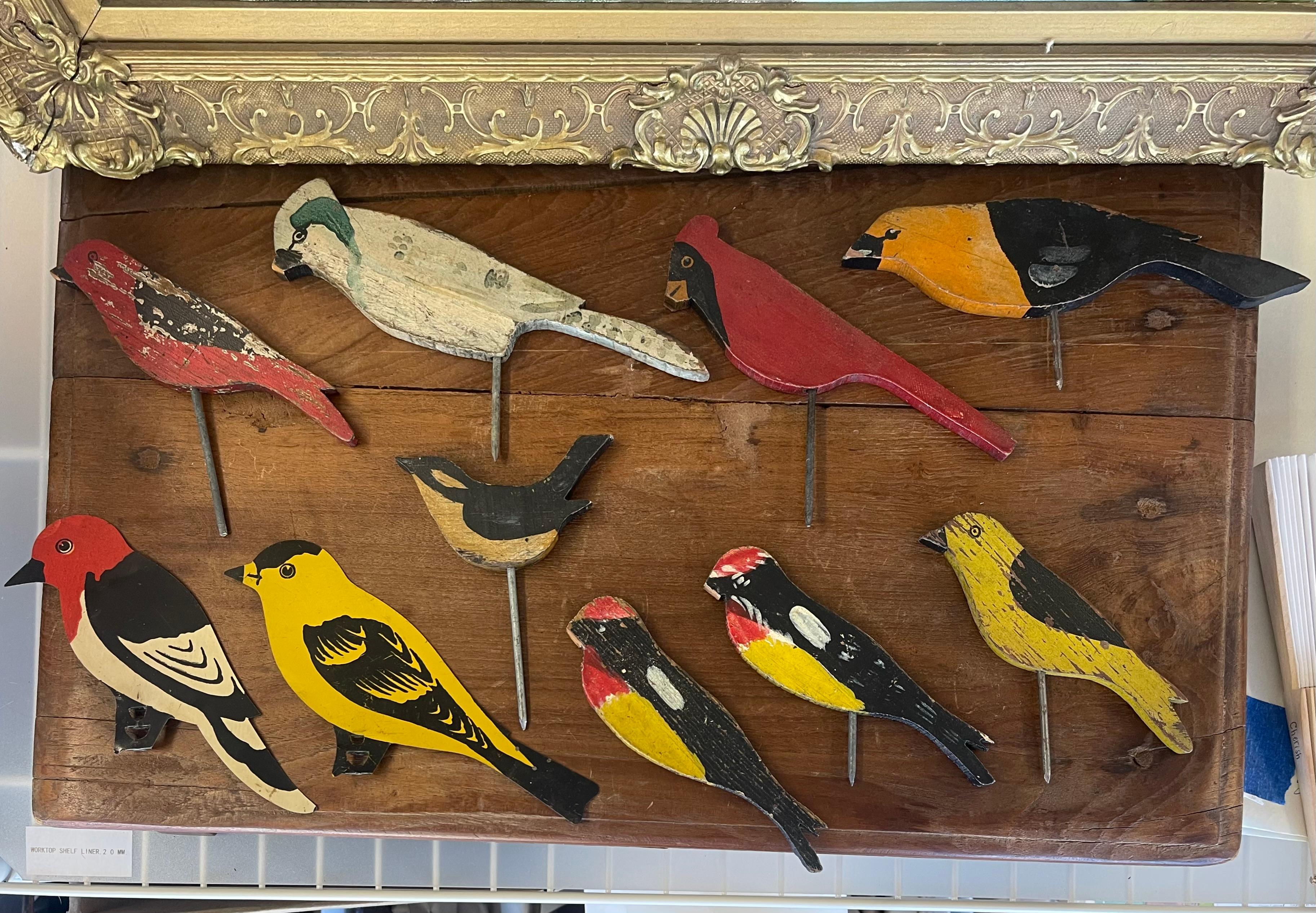 Charmante collection de 10 silhouettes d'oiseaux d'art populaire vintage, dont 8 sont découpées à la main dans du bois et peintes de représentations stylisées et vibrantes de diverses espèces d'Amérique du Nord. Les deux autres sont faits d'une fine