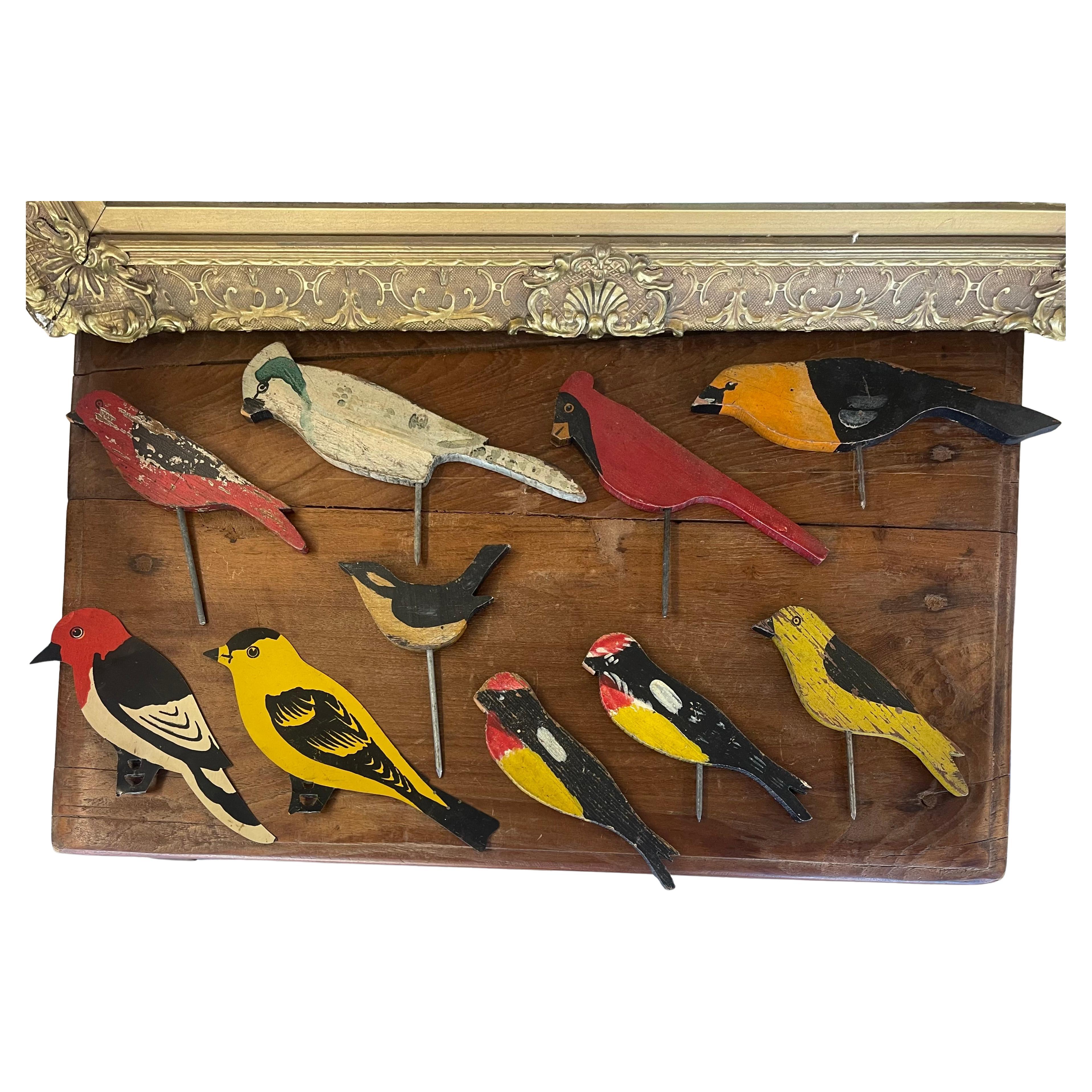 Ensemble de 10 silhouettes d'oiseaux en bois peintes à la main au milieu du 20e siècle. en vente
