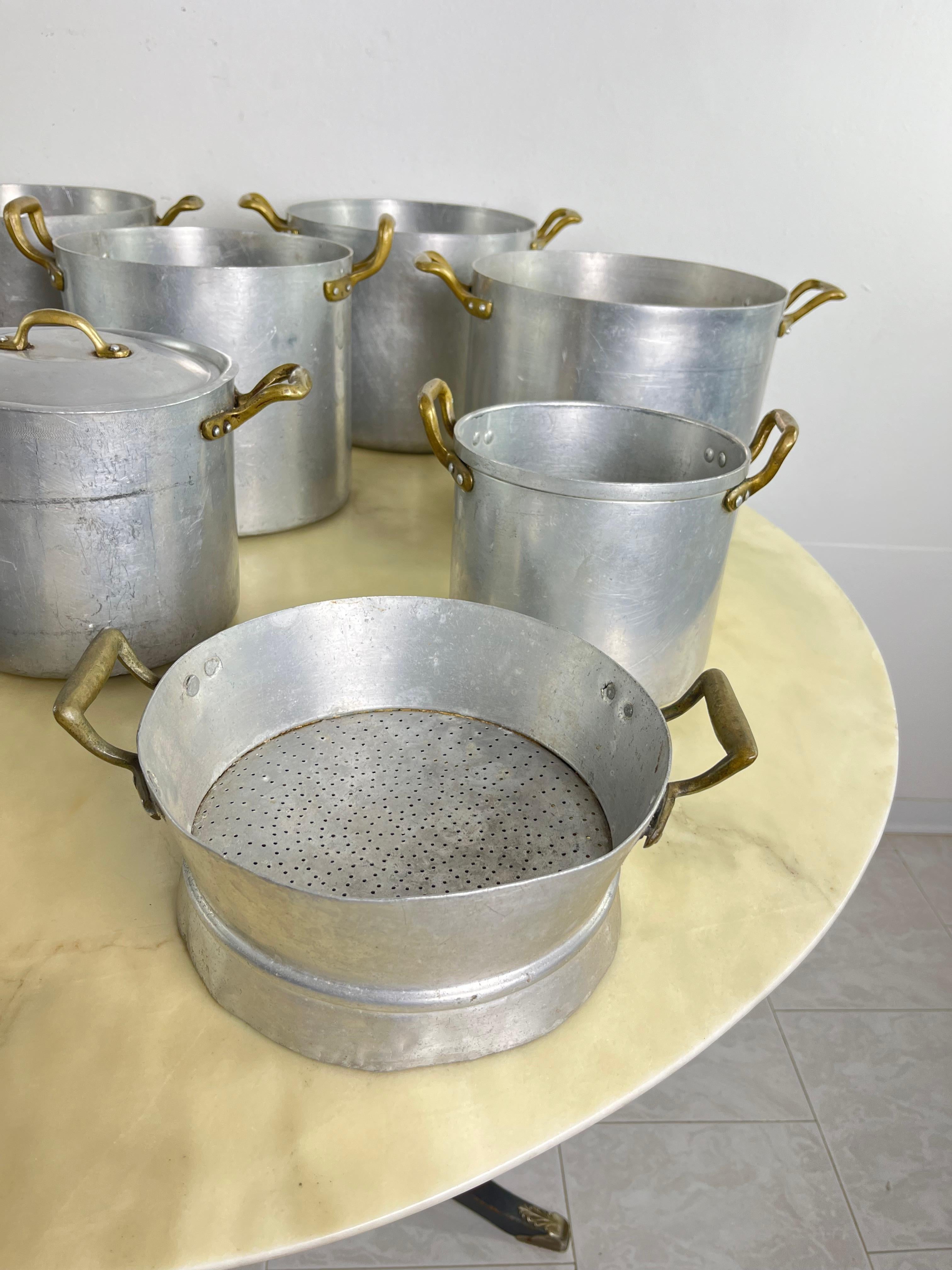 italien Ensemble de 10 pots en aluminium et laiton du milieu du siècle, baking Pan et Sieve 1940s en vente