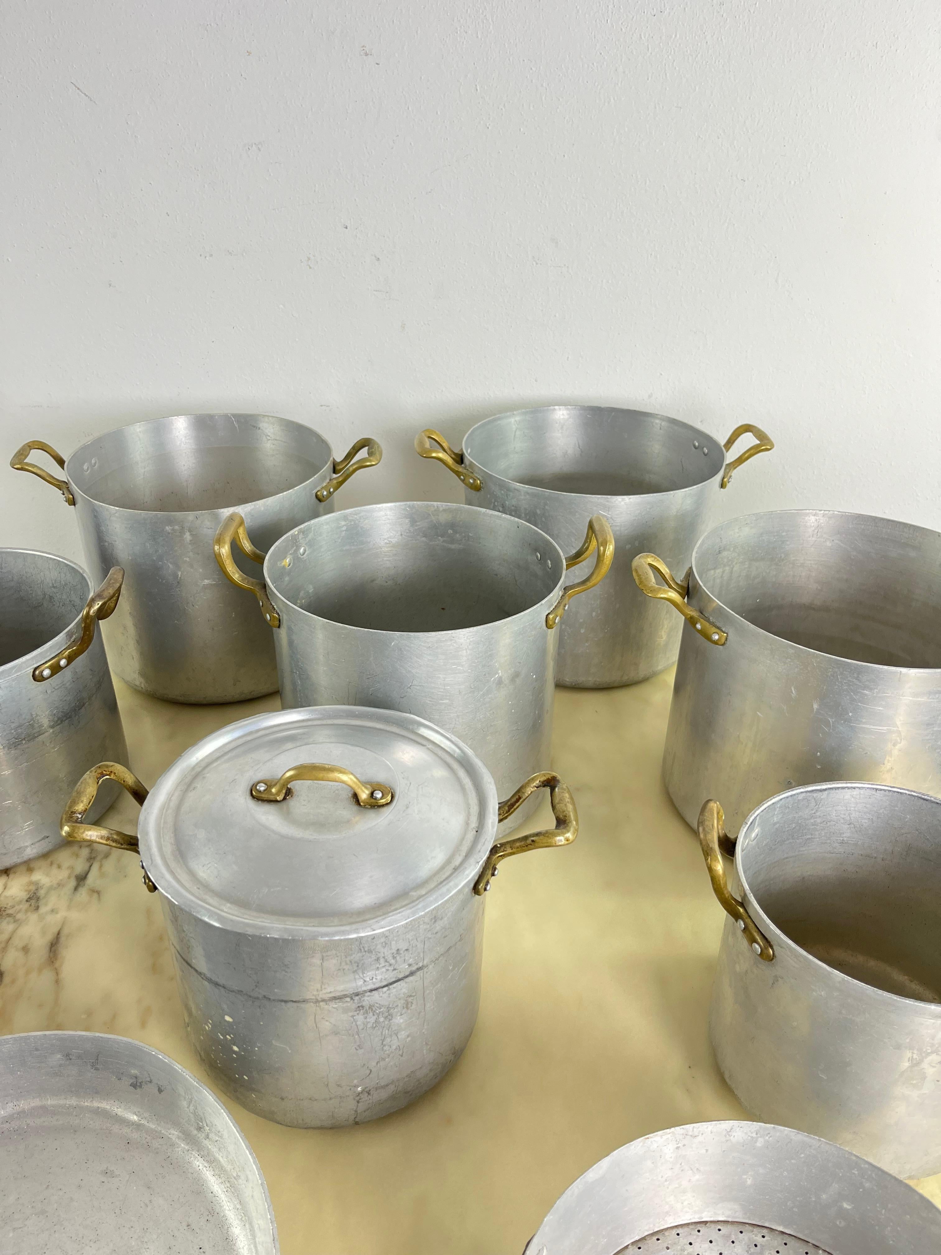 Ensemble de 10 pots en aluminium et laiton du milieu du siècle, baking Pan et Sieve 1940s Bon état - En vente à Palermo, IT
