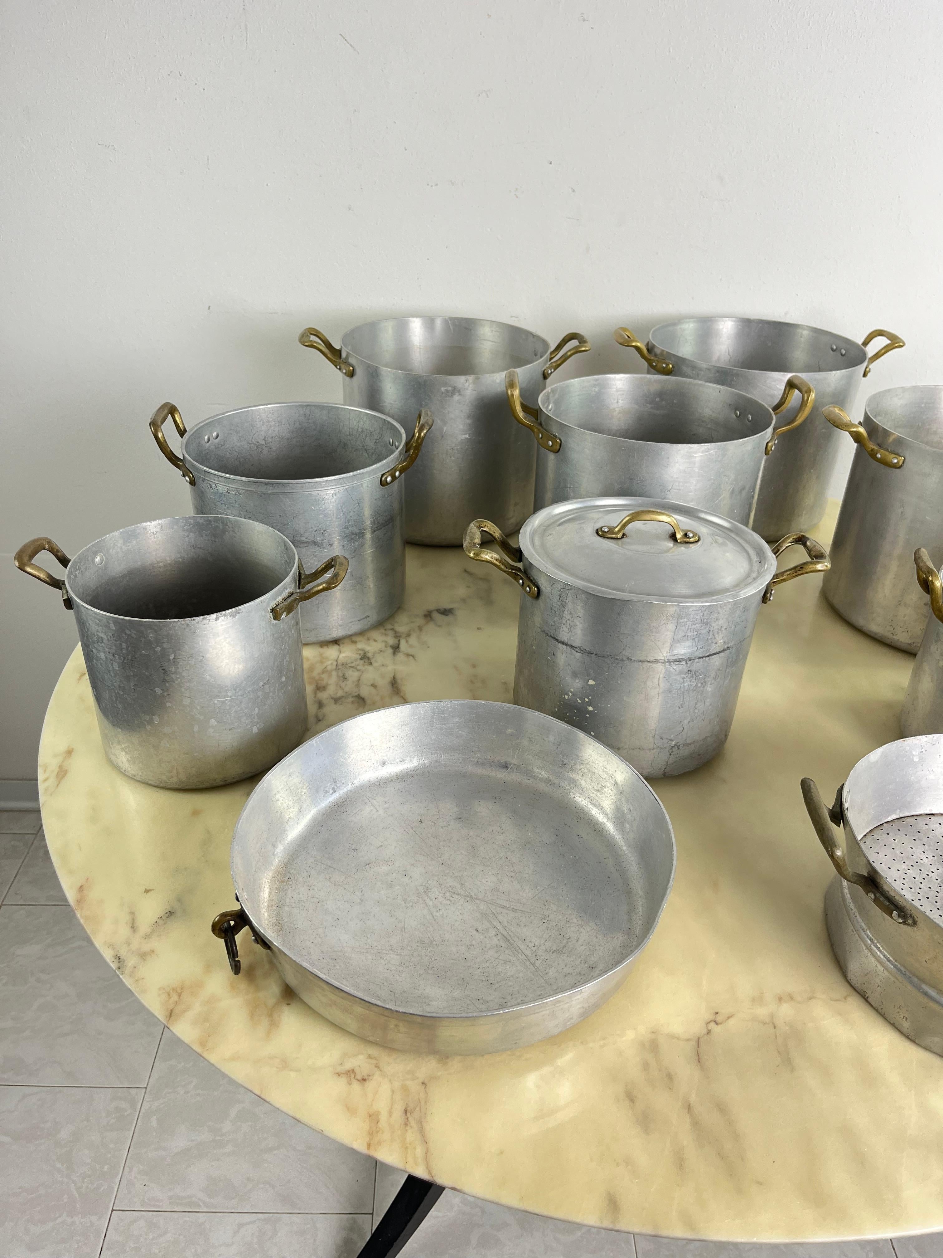 Milieu du XXe siècle Ensemble de 10 pots en aluminium et laiton du milieu du siècle, baking Pan et Sieve 1940s en vente