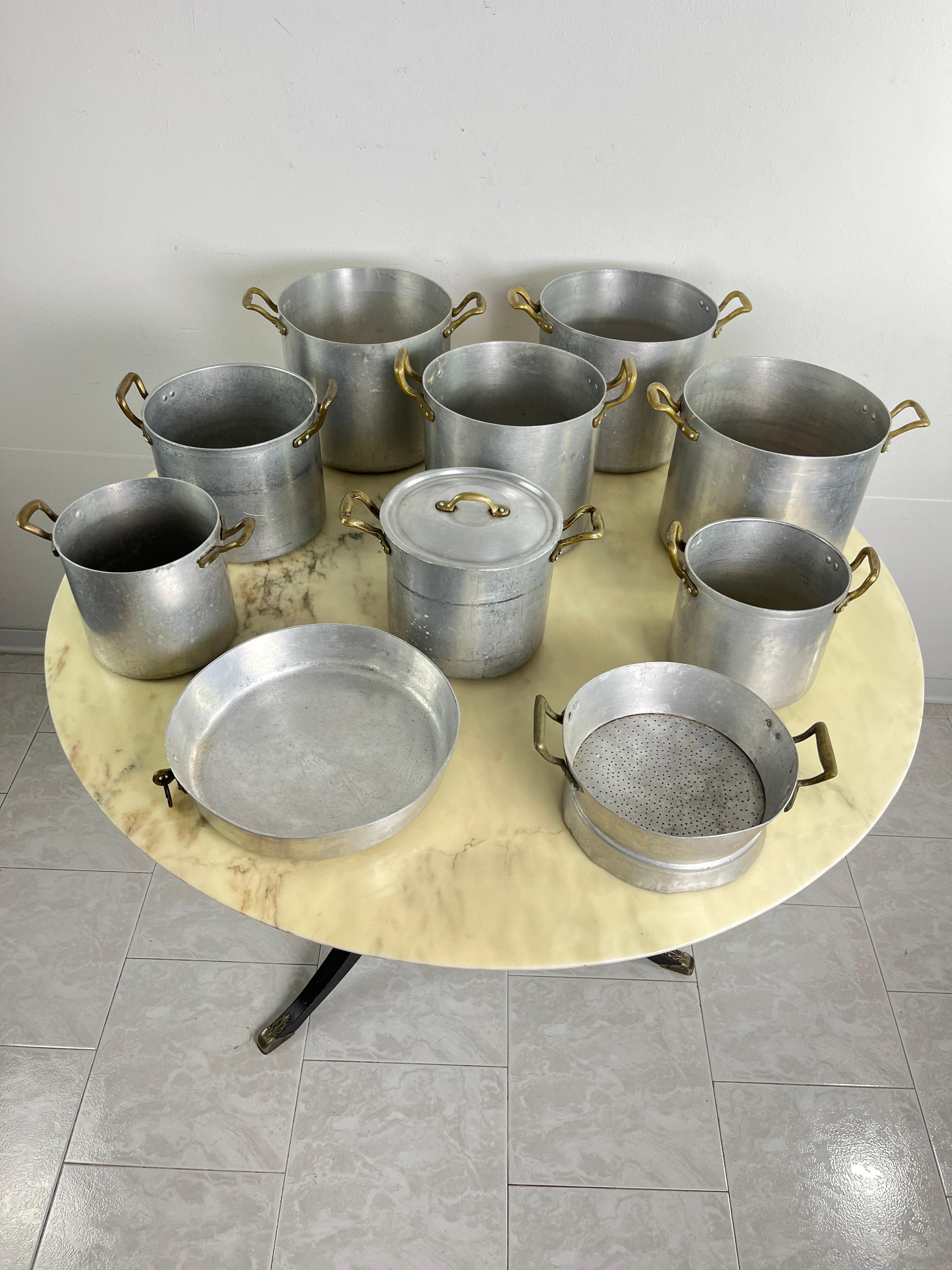 Aluminium Ensemble de 10 pots en aluminium et laiton du milieu du siècle, baking Pan et Sieve 1940s en vente