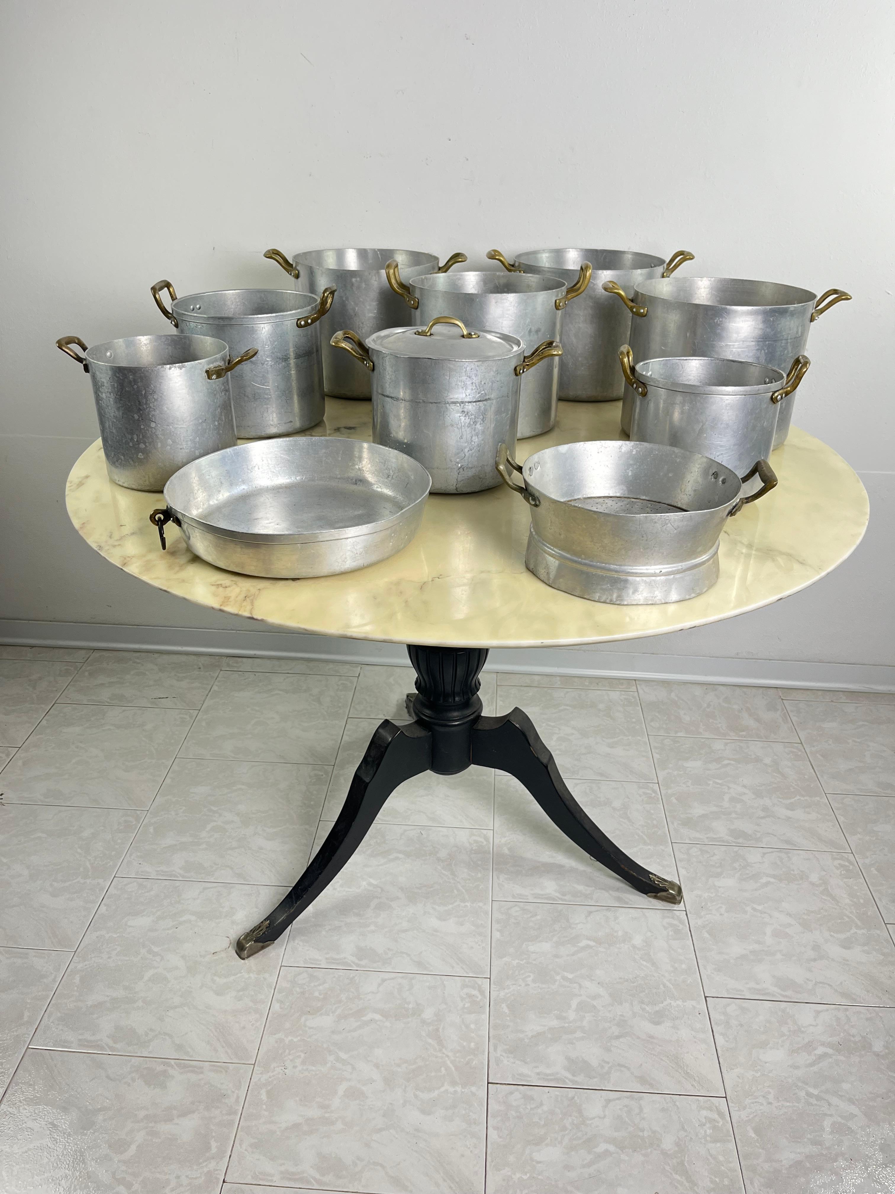 Ensemble de 10 pots en aluminium et laiton du milieu du siècle, baking Pan et Sieve 1940s en vente 1