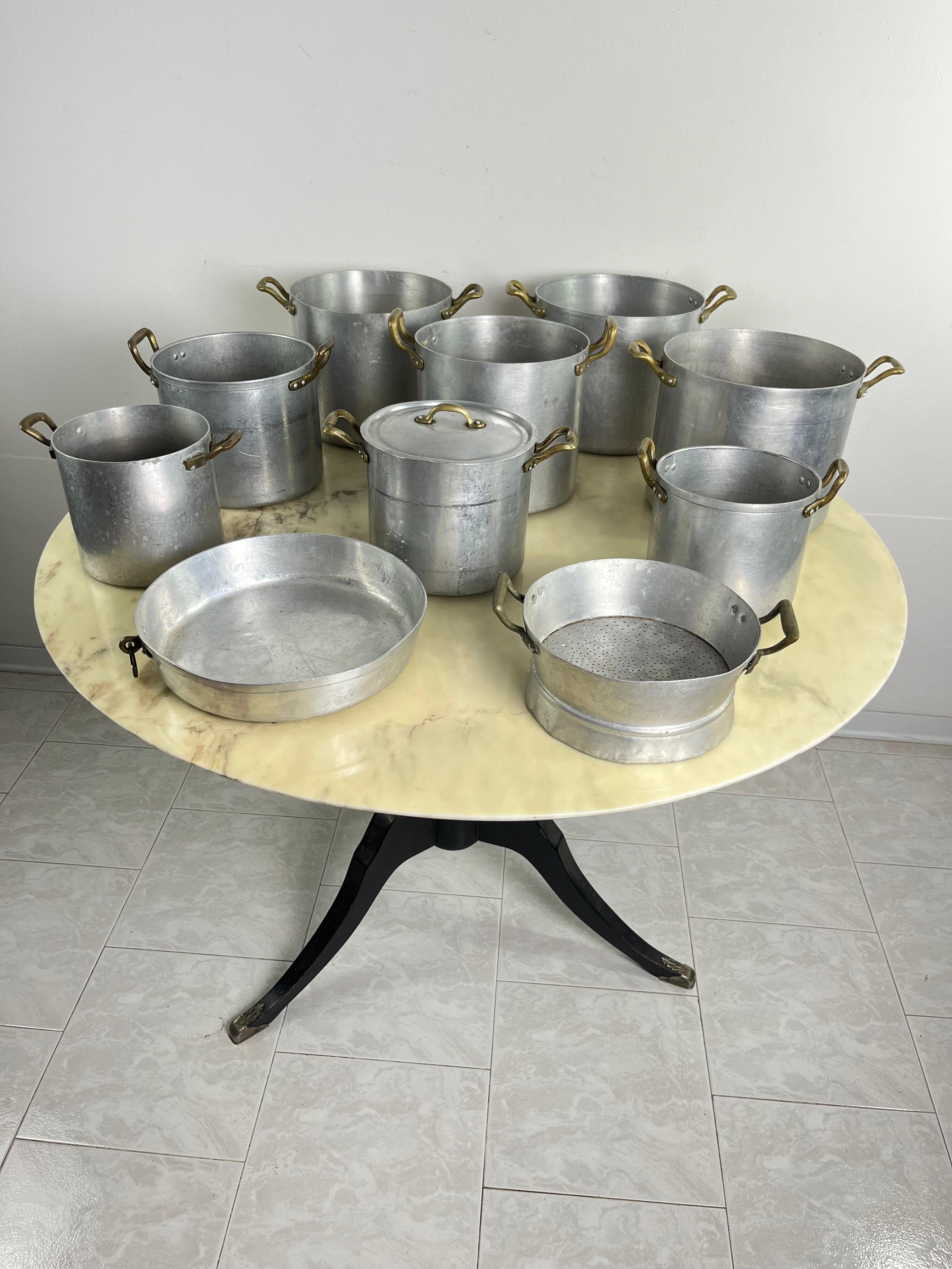 Ensemble de 10 pots en aluminium et laiton du milieu du siècle, baking Pan et Sieve 1940s en vente 2