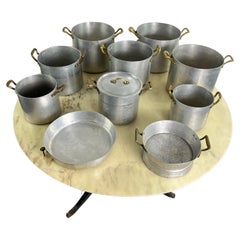 Ensemble de 10 pots en aluminium et laiton du milieu du siècle, baking Pan et Sieve 1940s