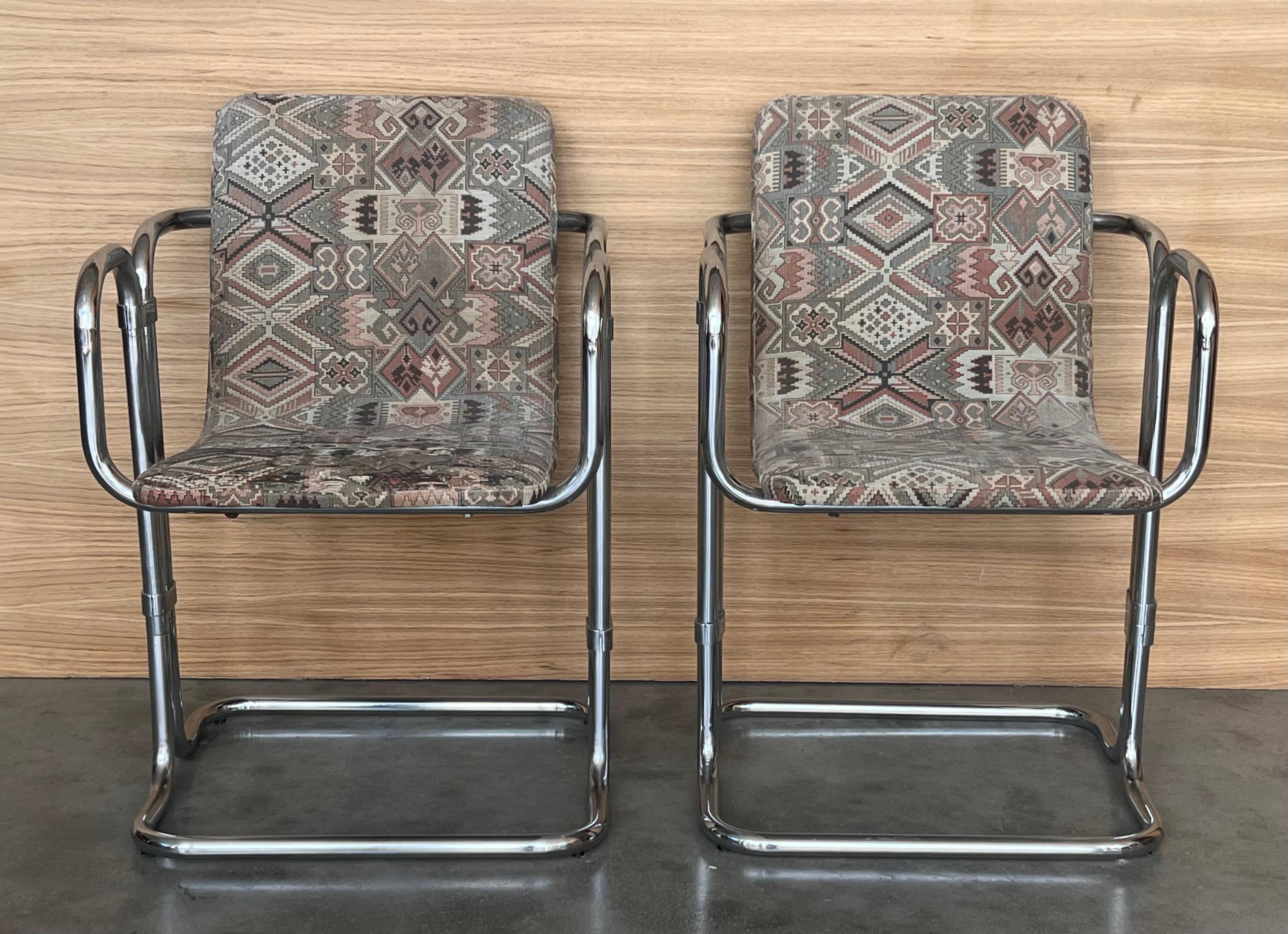 Set di dieci sedie da pranzo moderne vintage con struttura in cromo lucido a barra piatta. I sedili sono sospesi in un telaio a molla a sbalzo. Poltrone molto comode e stabili

Altezza dal pavimento al braccio: 66cm