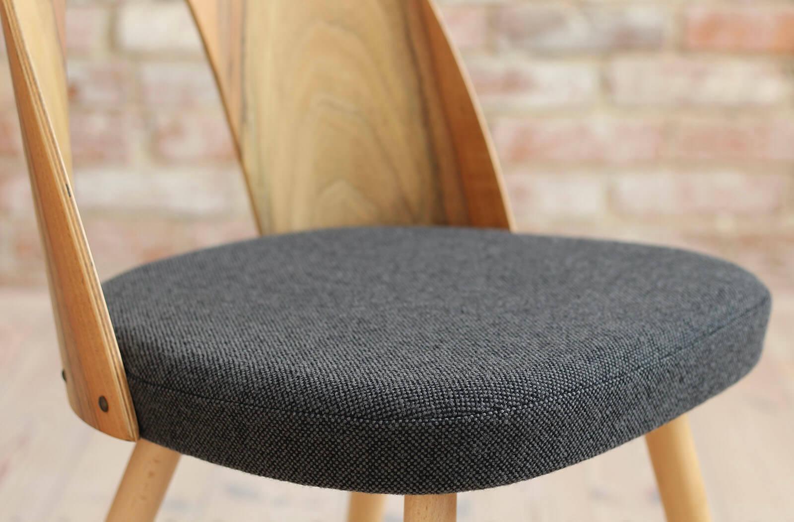 Juego de 10 sillas de comedor Mid Century de A. Šuman, opciones de retapizado en venta 8