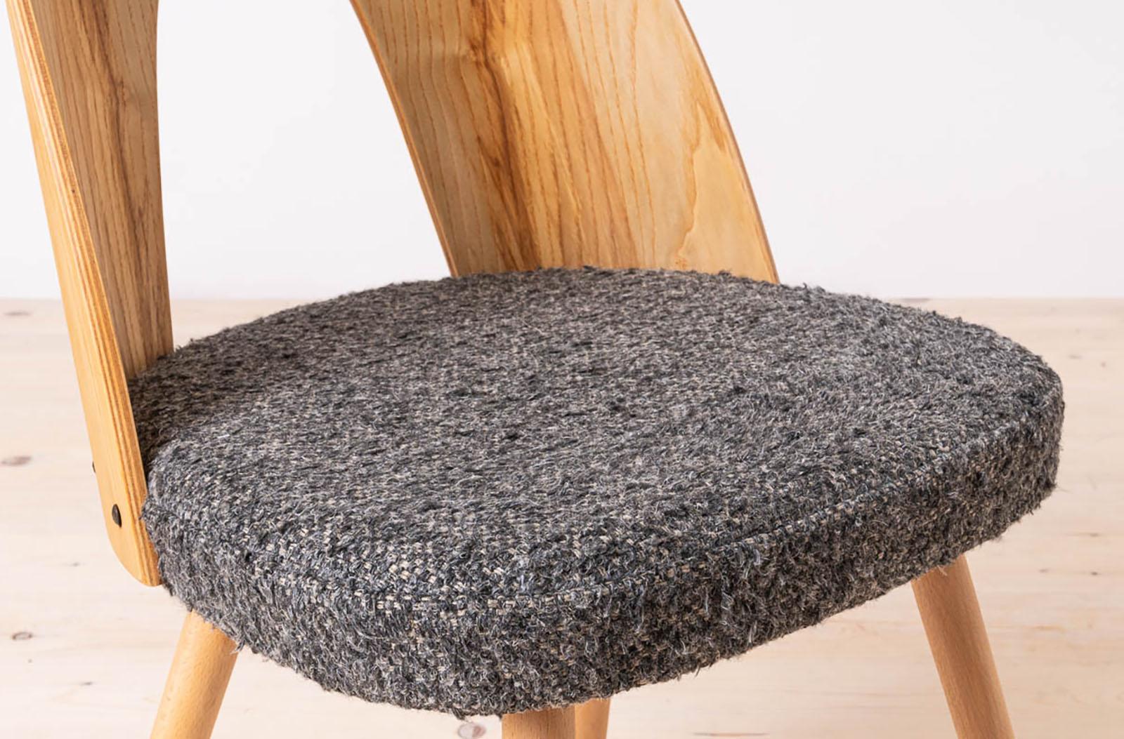 Juego de 10 sillas de comedor Mid Century de A. Šuman, opciones de retapizado en venta 9