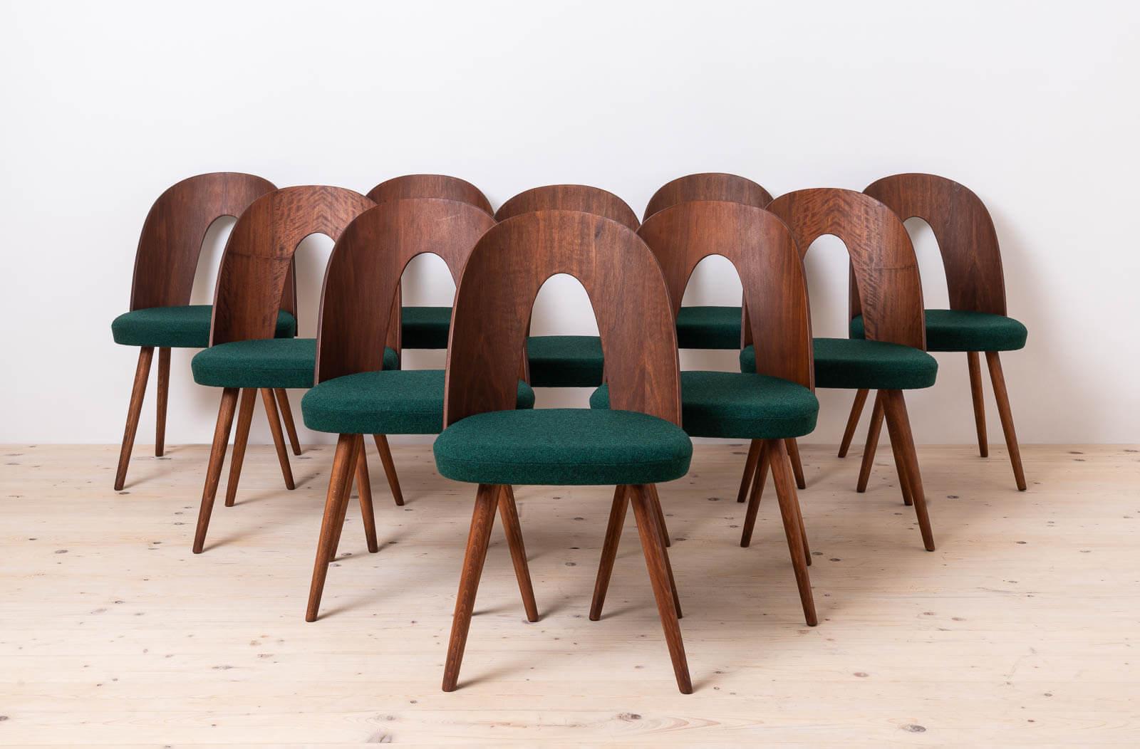 Este conjunto de diez sillas de comedor vintage fue diseñado por el checo Antonin Šuman en la década de 1960. Las sillas han sido completamente restauradas, teñidas de color marrón chocolate para igualar todo el conjunto, acabadas con aceite de alta
