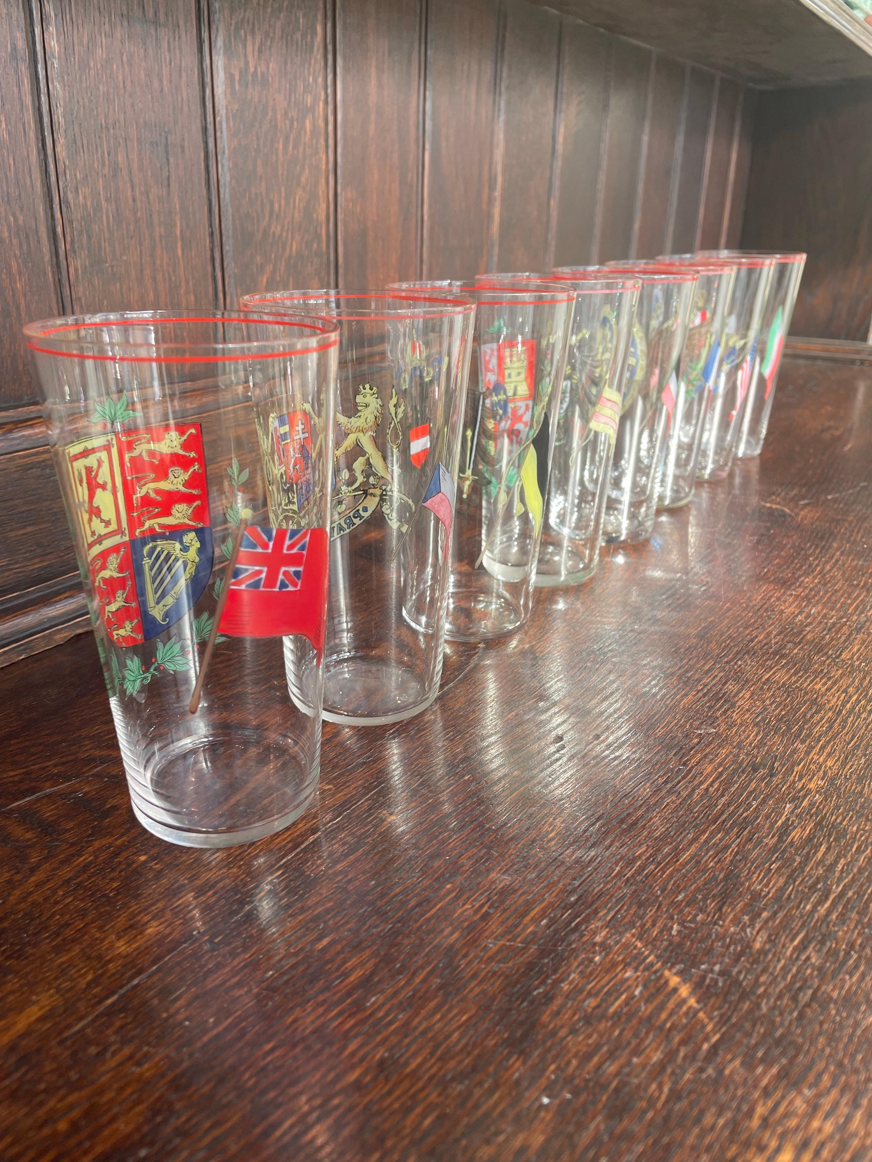 Lot de 10 verres Highball de style héraldique peints à la main et datant du milieu du siècle dernier en vente 7