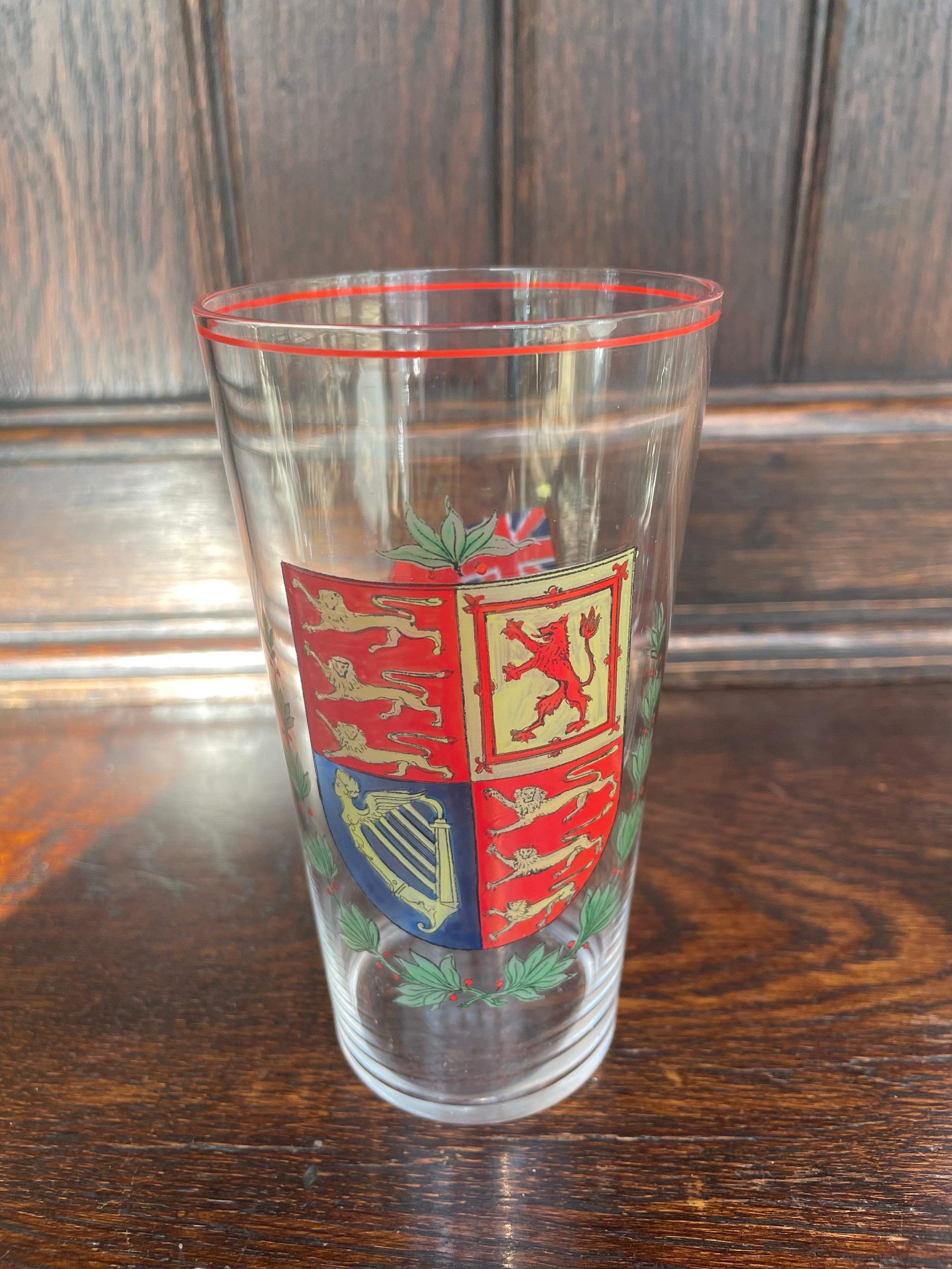 Un ensemble saisissant de 10 verres highball peints à la main au milieu du siècle dernier, chacun présentant un blason héraldique différent rendu dans un émail riche et détaillé. Les dessins comprennent des écussons de diverses nations et régions -