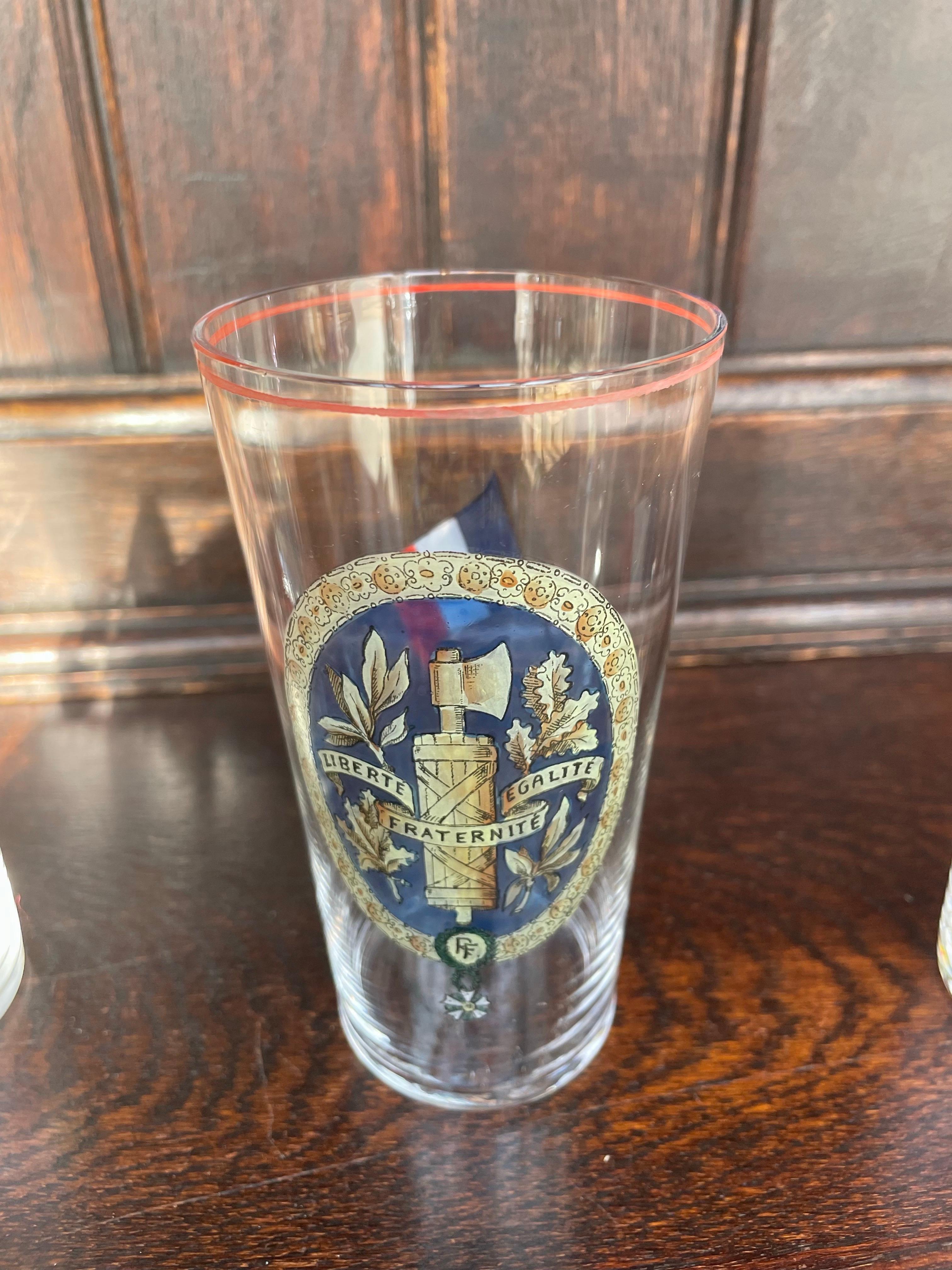 20ième siècle Lot de 10 verres Highball de style héraldique peints à la main et datant du milieu du siècle dernier en vente