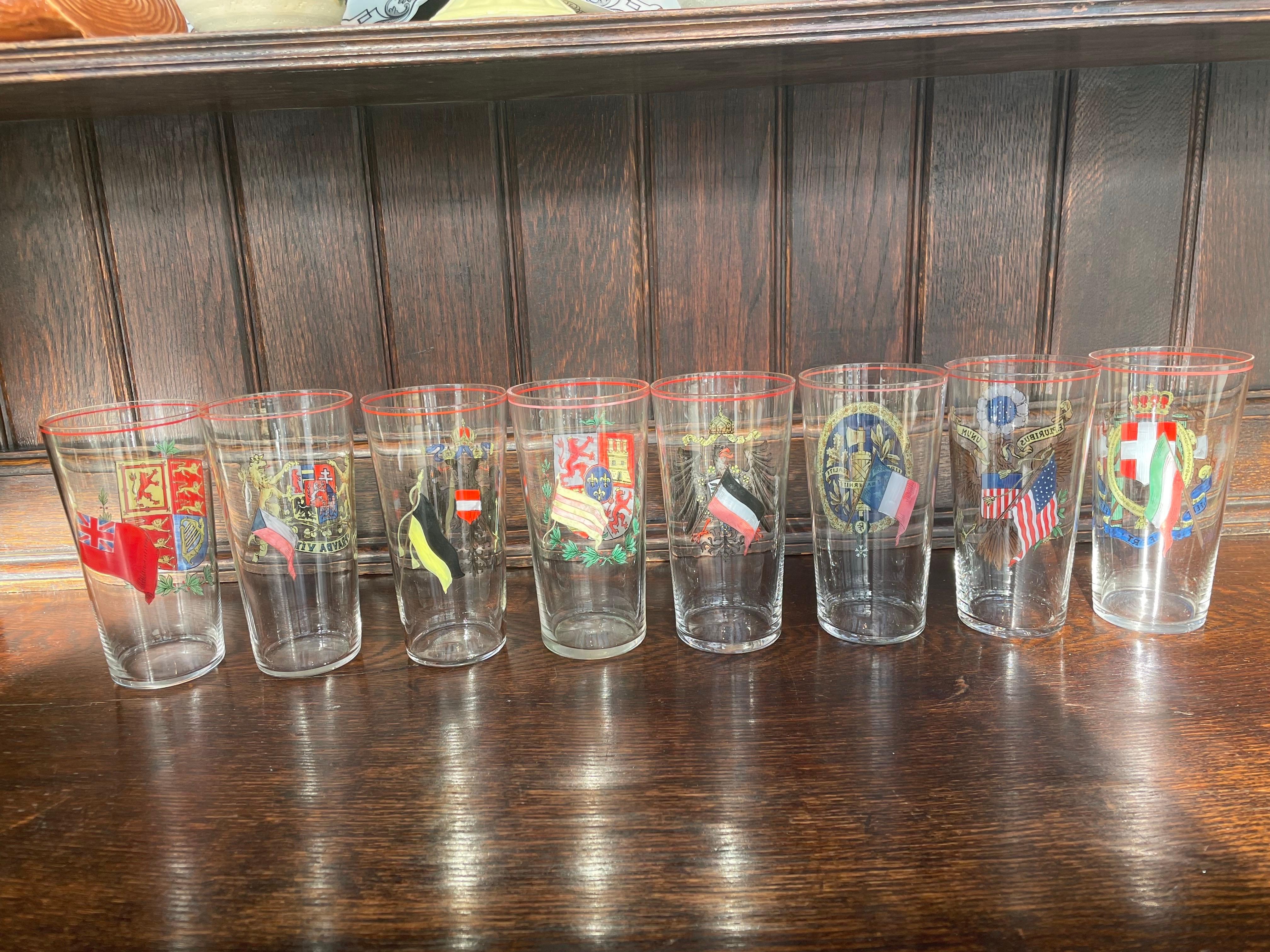 Verre Lot de 10 verres Highball de style héraldique peints à la main et datant du milieu du siècle dernier en vente