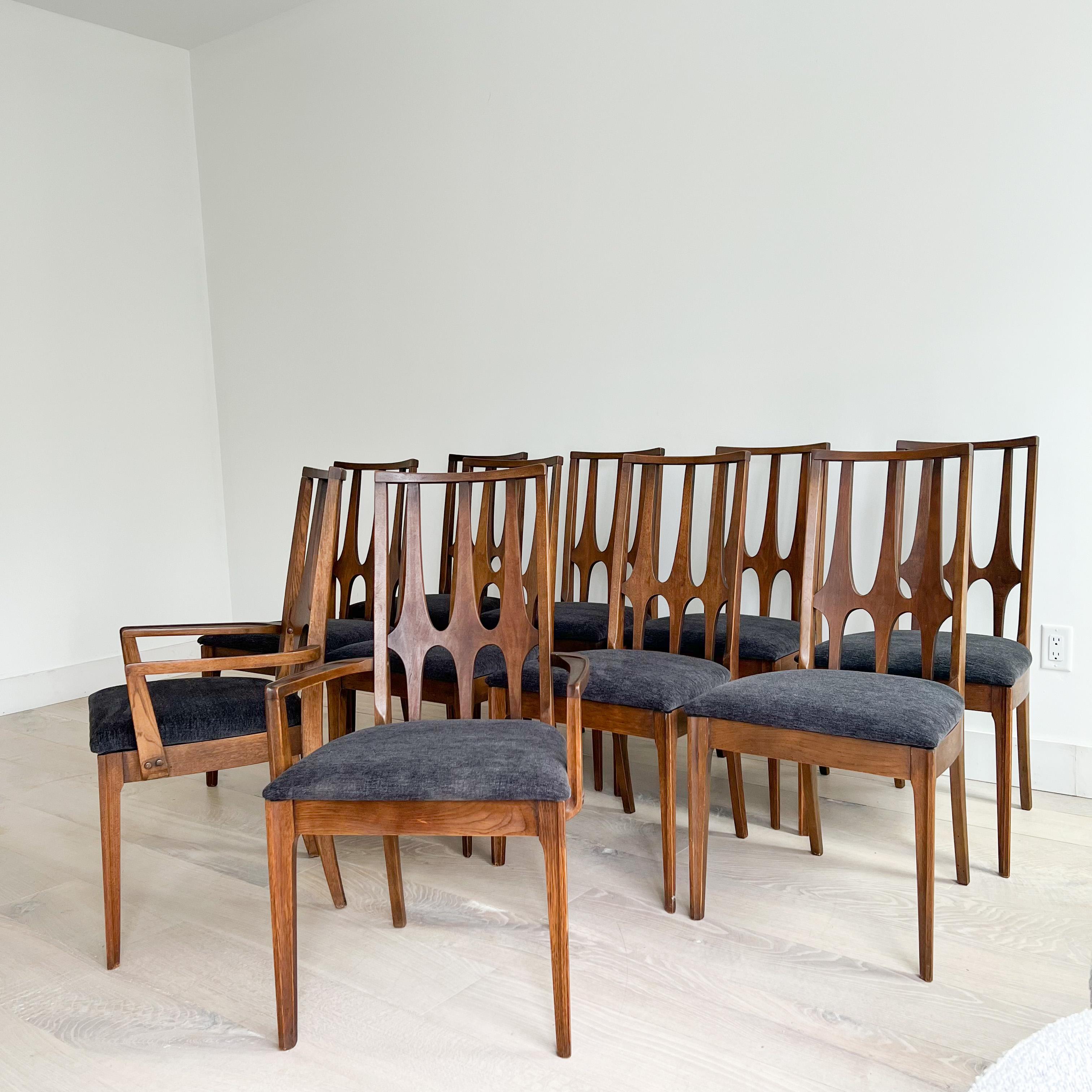 Ensemble difficile à trouver de 10 chaises de salle à manger Broyhill Brasilia de style moderne du milieu du siècle avec 2 fauteuils et 8 sans bras. Mousse neuve et revêtement souple de couleur gris anthracite. Quelques légères