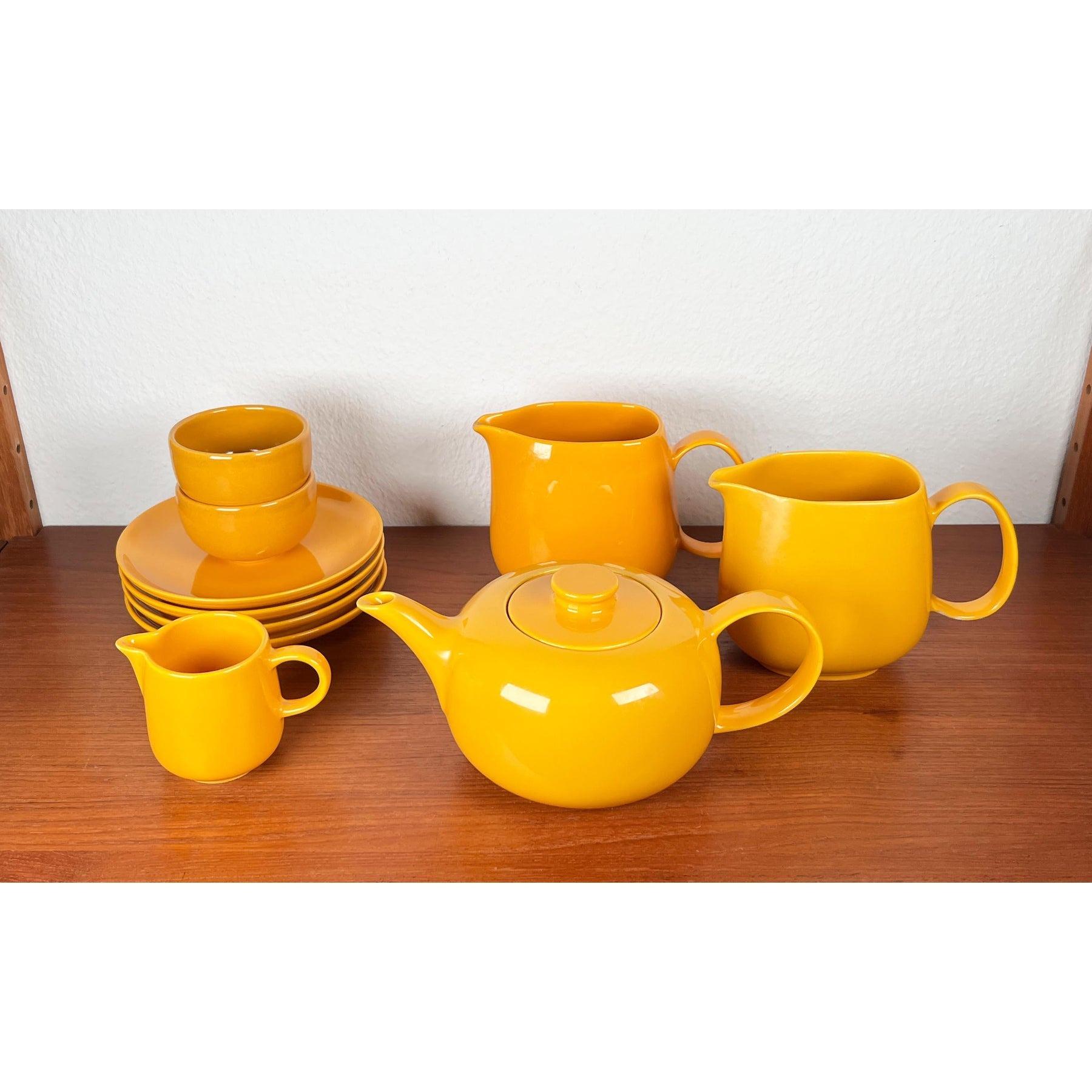 Servizio da tè tedesco di metà secolo in ceramica della serie Heidelberg di Melitta, anni '60, set di 10 pezzi, in ottime condizioni. Progettato tra il 1960 e il 1969 Questo pezzo ha un marchio di attribuzione.

Informazioni aggiuntive:
Materiali:
