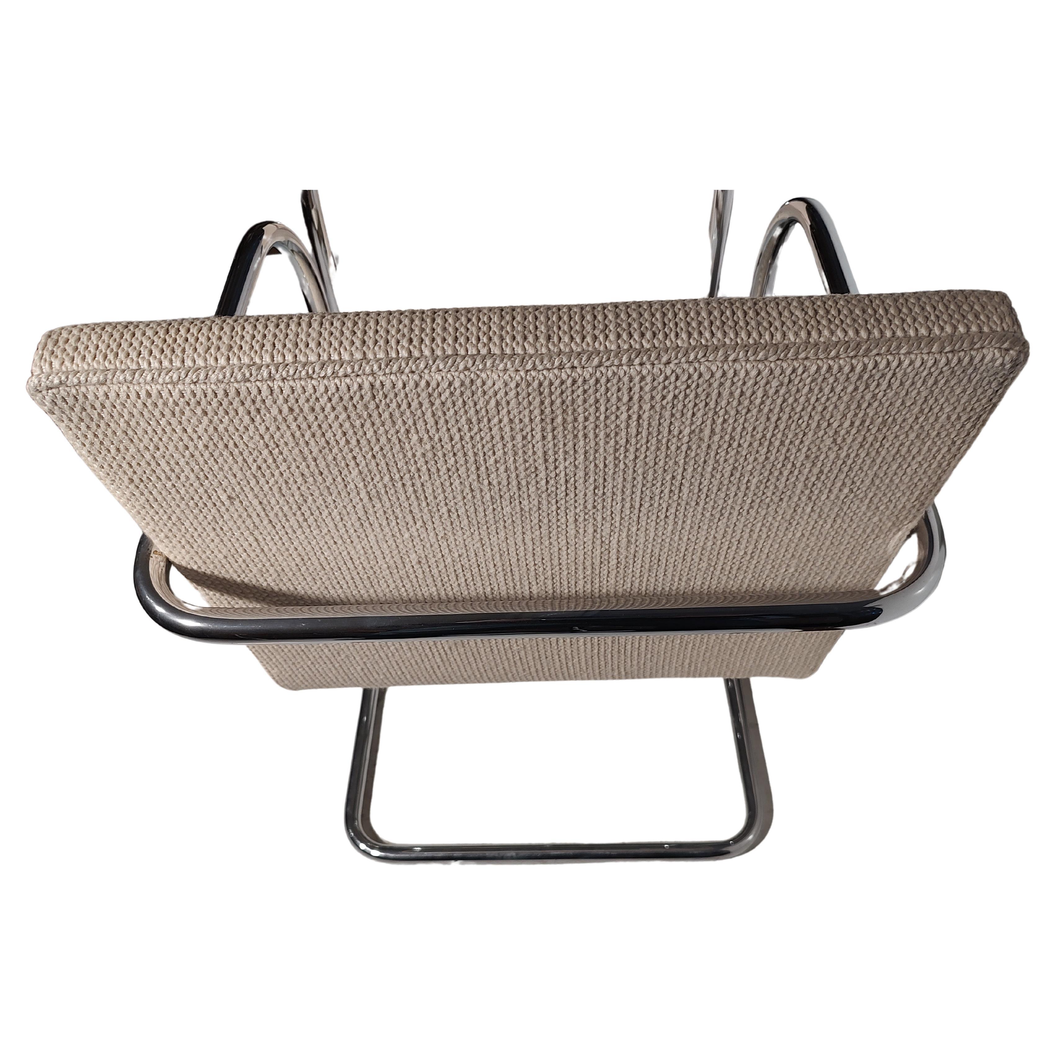 Fabuleux ensemble de 10 chaises Brno par Knoll international. Tous les 10 sont étiquetés et en excellent état vintage avec une usure minimale, quelques salissures mineures sur le tissu, très mineures. Le tissu est un tissu texturé cordé qui est un