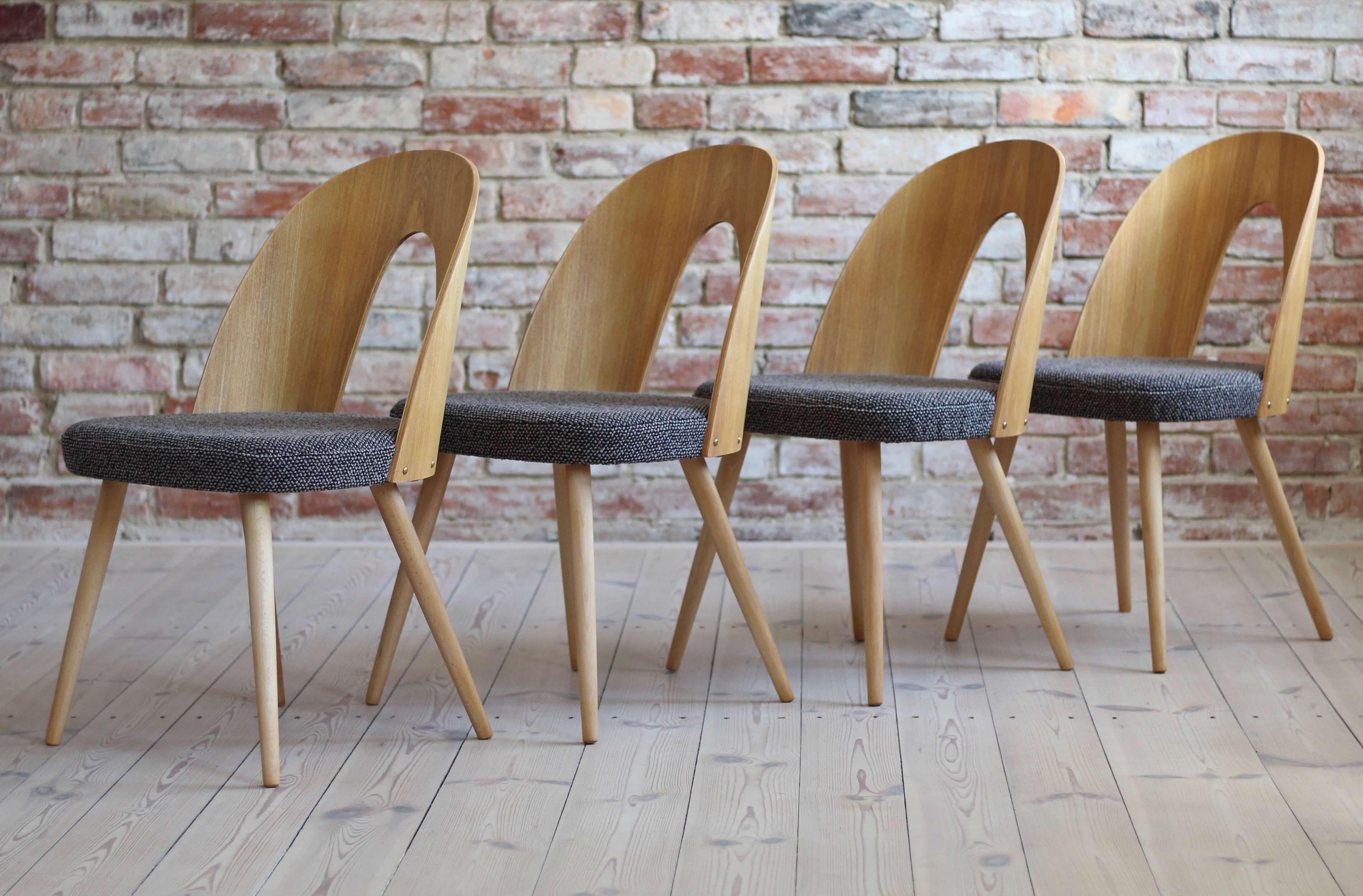 Mid-Century Modern Ensemble de 10 chaises de salle à manger du milieu du siècle par A.Šuman, tapisserie personnalisable disponible en vente