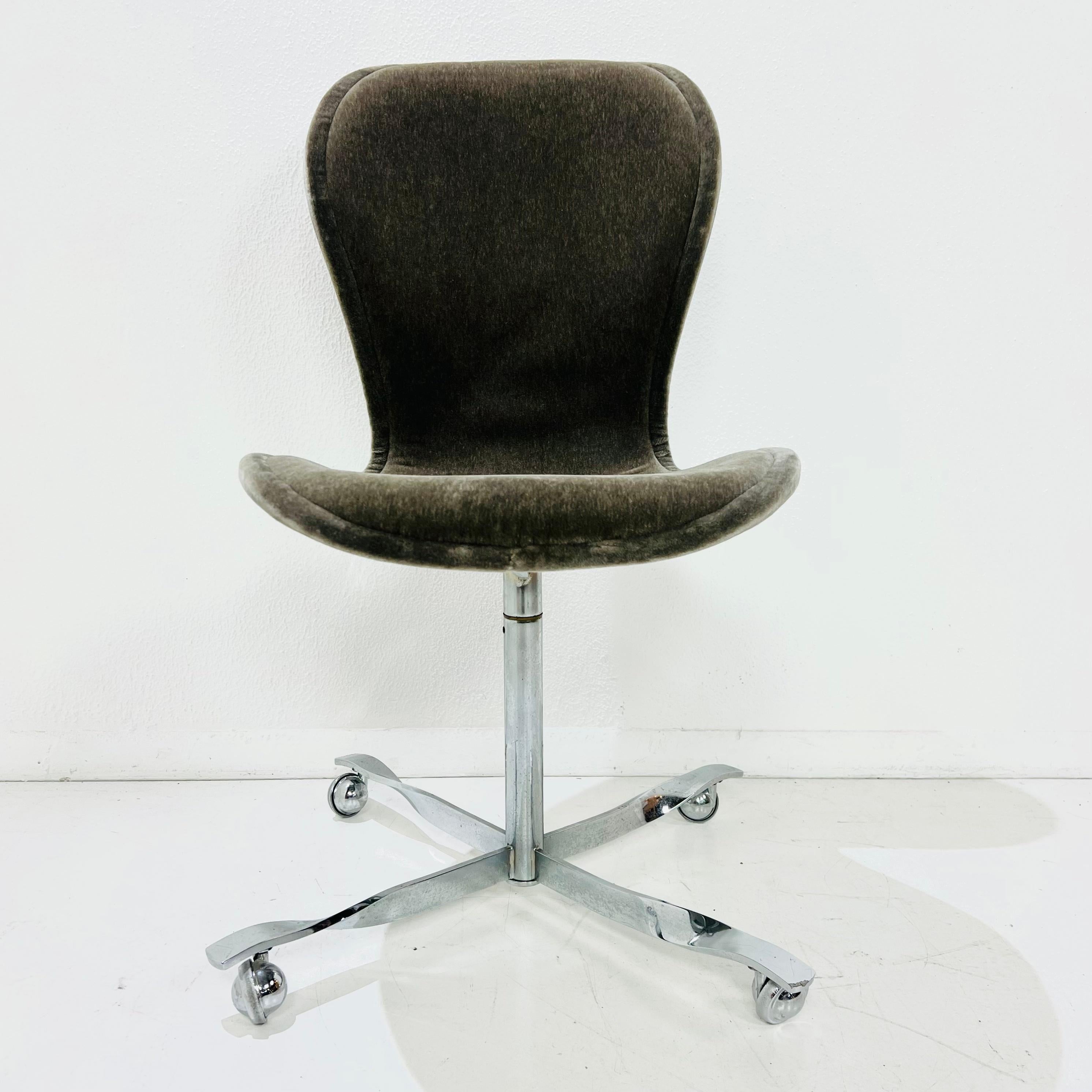 Ensemble de 10 chaises en mohair 
