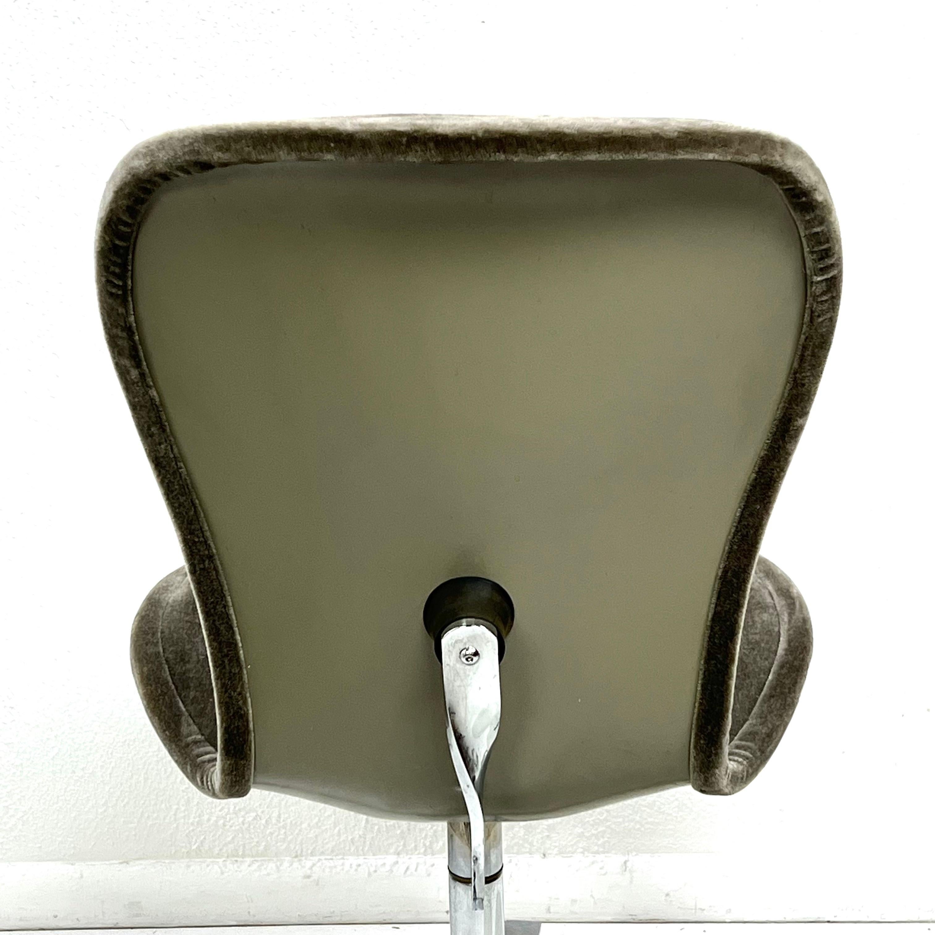 Milieu du XXe siècle Ensemble de 10 chaises en mohair 