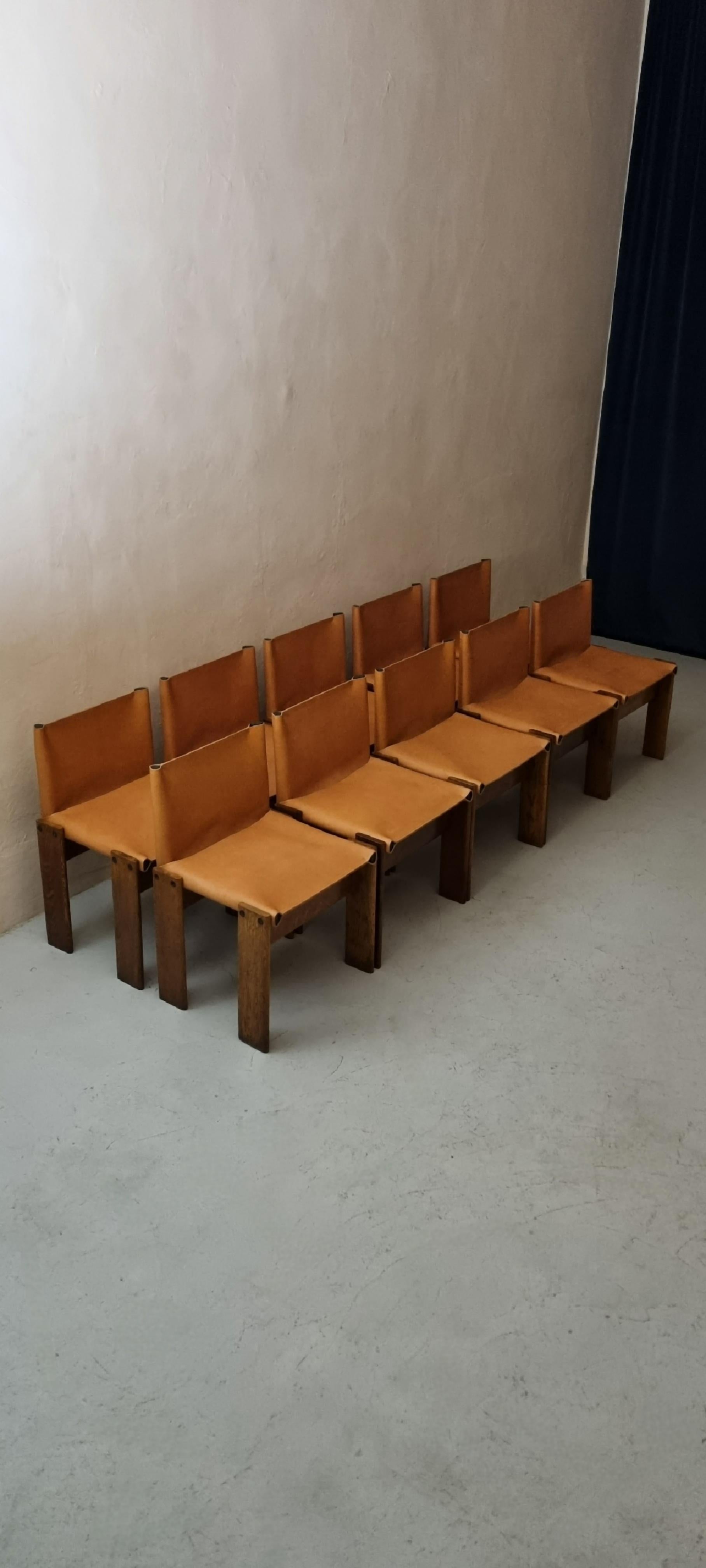 Set di 10 sedie mod. Monk disegnate da Afra e Tobia Scarpa per Molteni nel 1974.
Struttura in legno di noce tinto, sedute in cuoio naturale.
Eccellenti condizioni, restaurate.
Tutto il set è stato accuratamente restaurato secondo i più alti standard