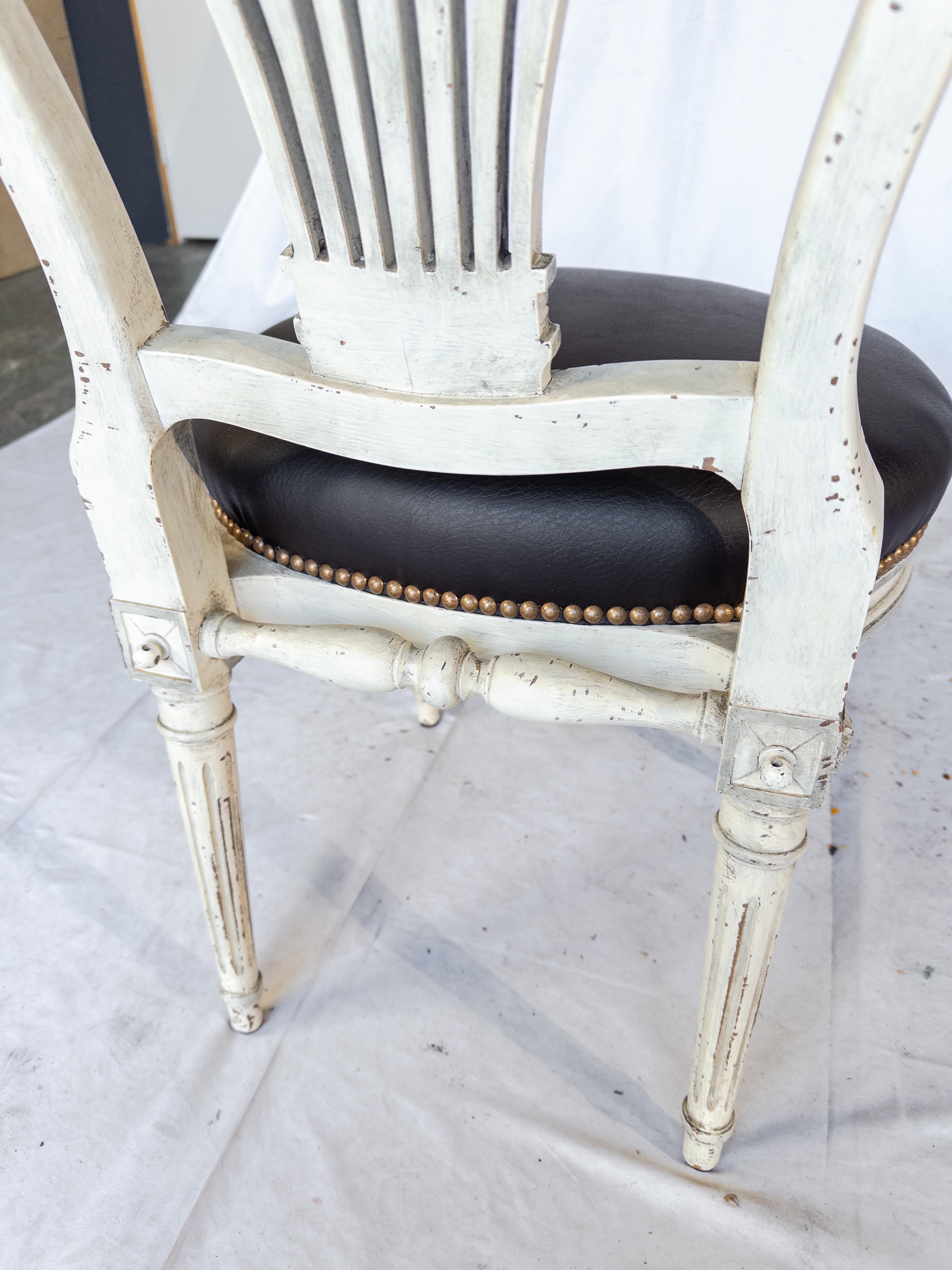 Ensemble de 10 chaises Montgolfier peintes en blanc avec revêtement en cuir neuf en vente 9
