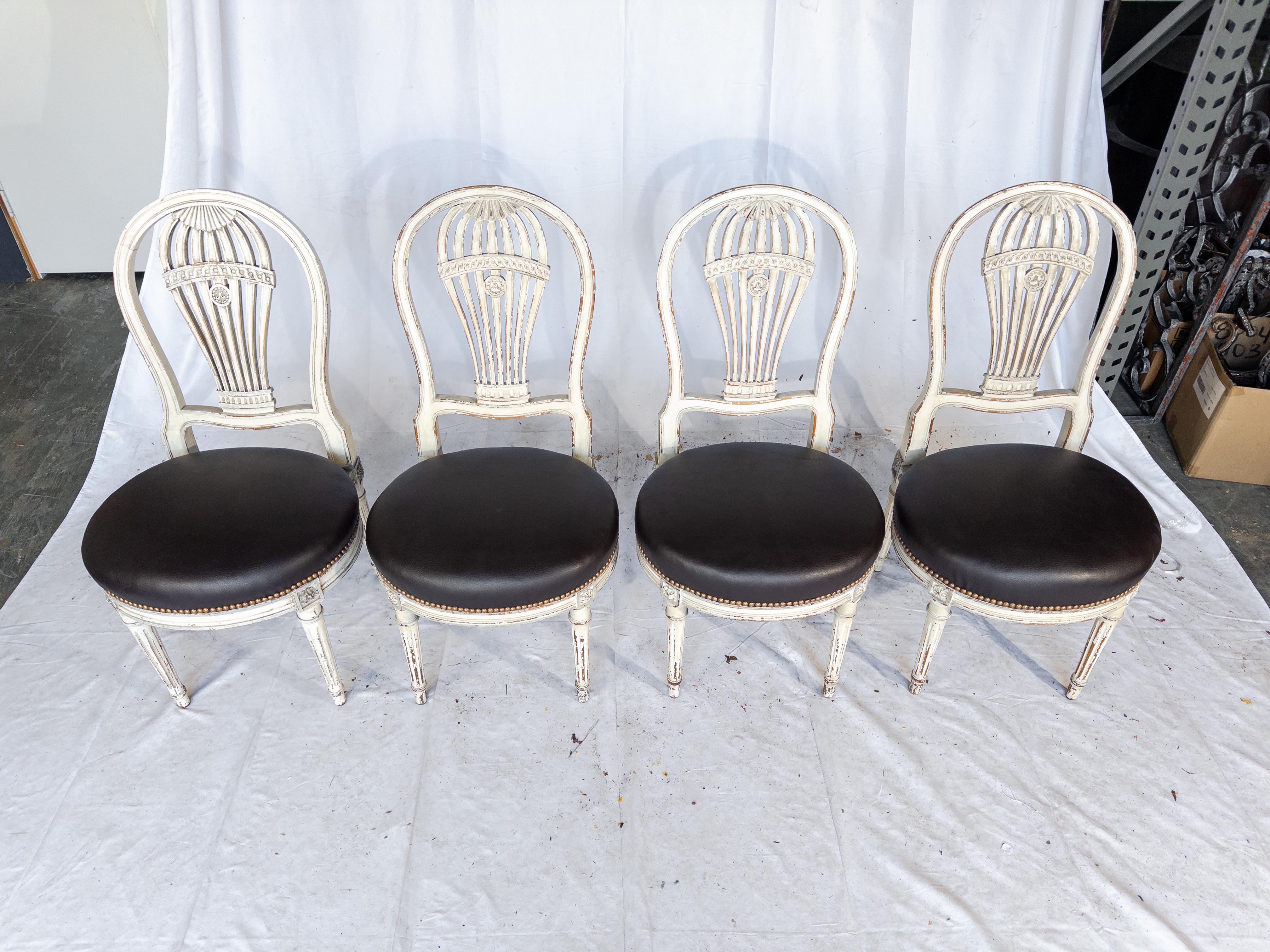 Louis XVI Ensemble de 10 chaises Montgolfier peintes en blanc avec revêtement en cuir neuf en vente