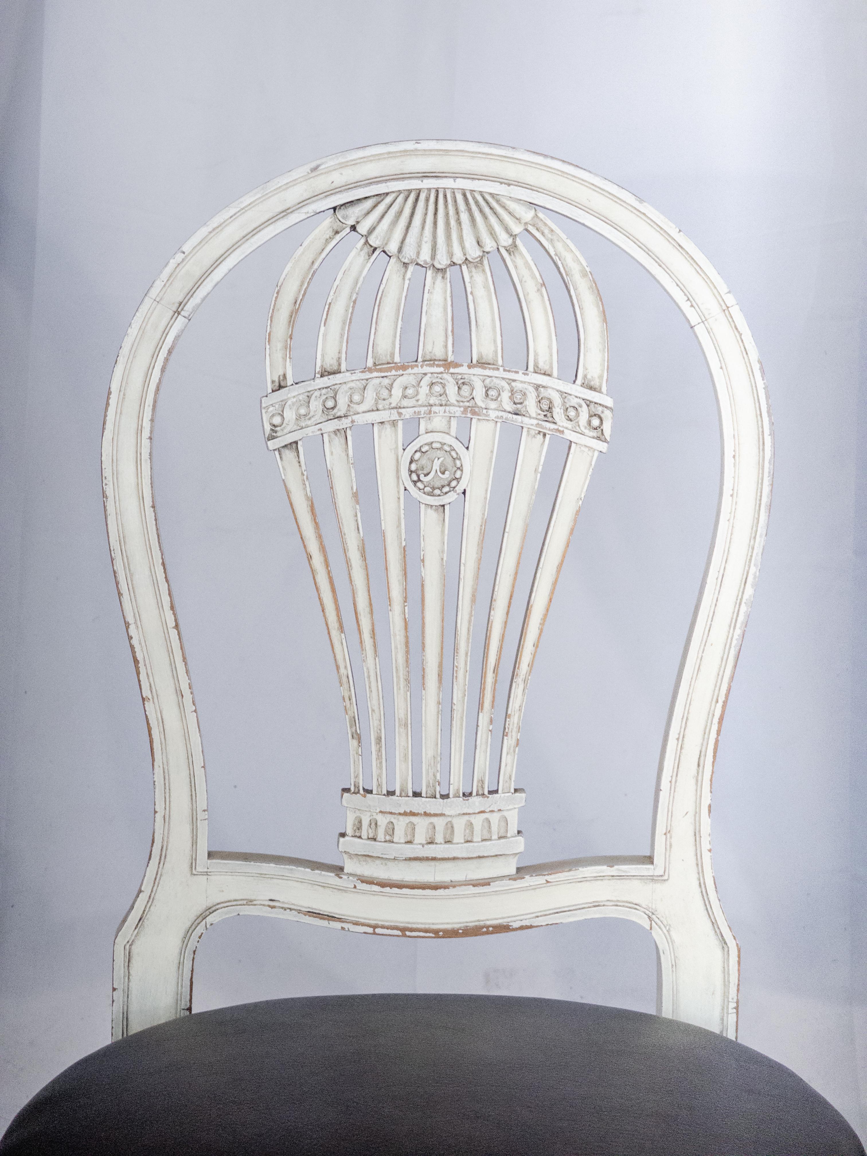 20ième siècle Ensemble de 10 chaises Montgolfier peintes en blanc avec revêtement en cuir neuf en vente