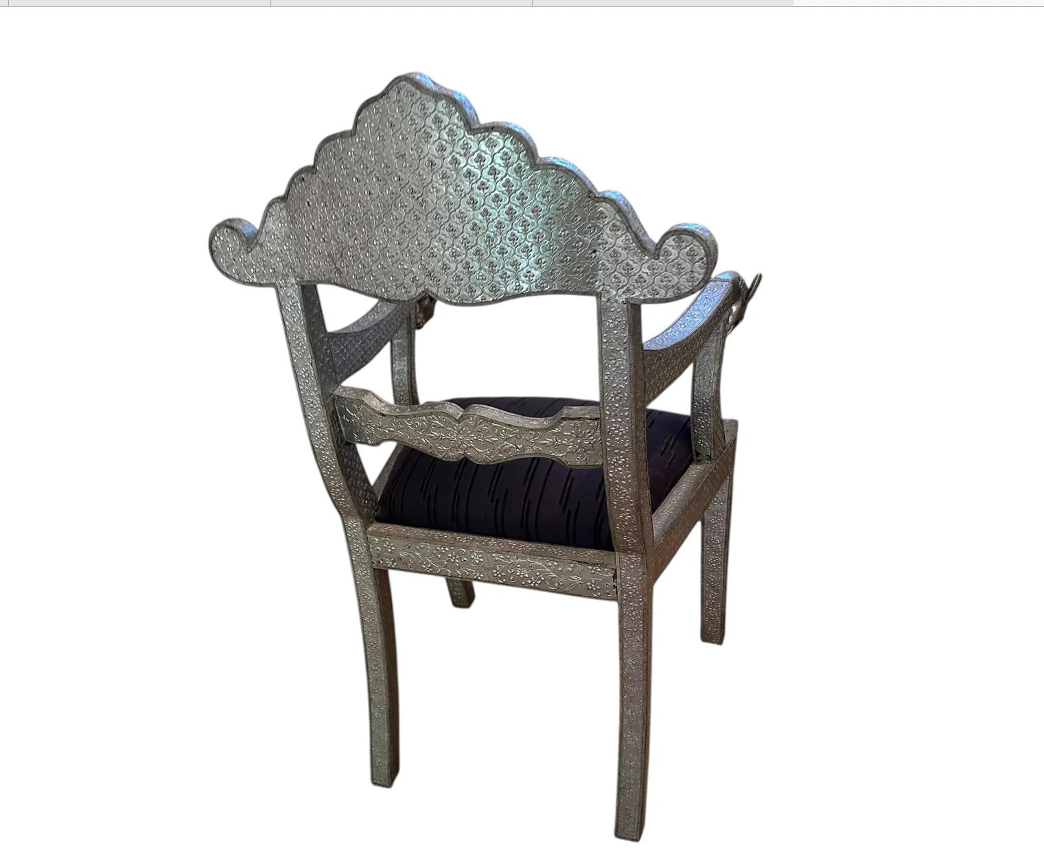 Satz von 10 marokkanischen metallverkleideten Rams Head Esszimmerstühlen (Marokkanisch) im Angebot