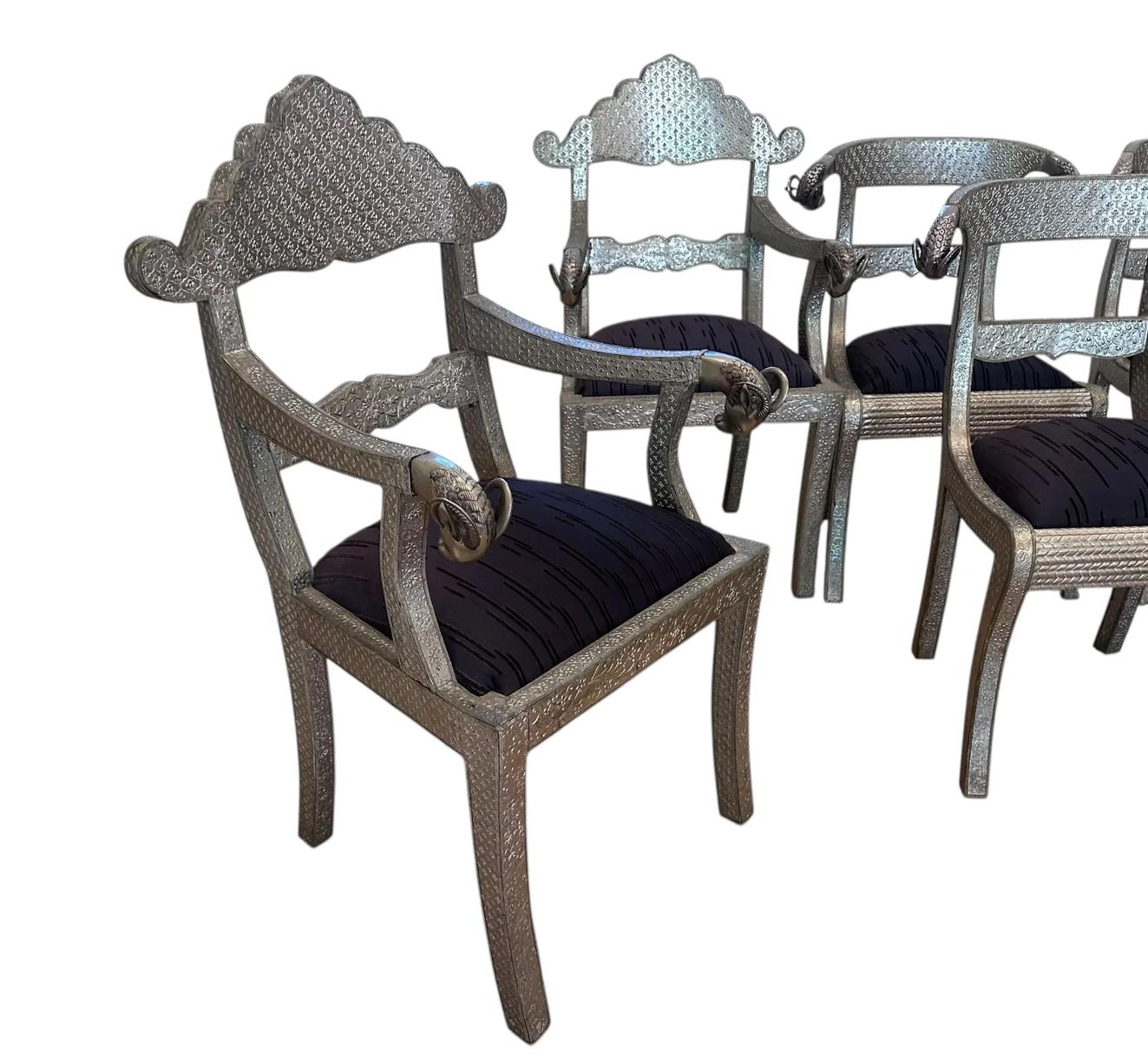 Satz von 10 marokkanischen metallverkleideten Rams Head Esszimmerstühlen im Zustand „Gut“ im Angebot in LOS ANGELES, CA