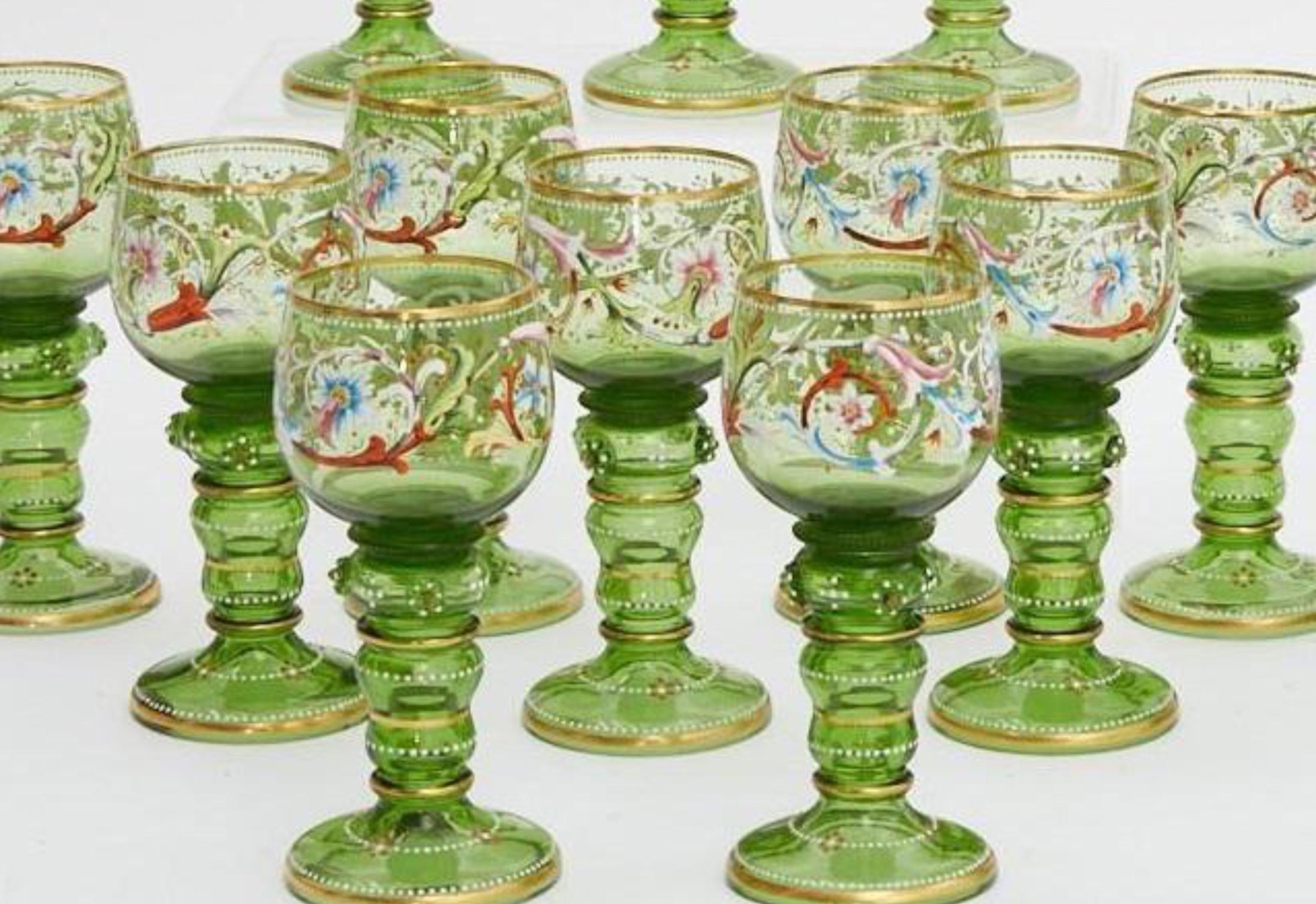 XIXe siècle Ensemble de 10 verres à vin Roemers émaillés verts Moser, décorés de Myers Neff en vente