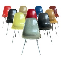 Set von 10 mehrfarbigen Eames-Esszimmerstühlen aus der Originalproduktion von Herman Miller