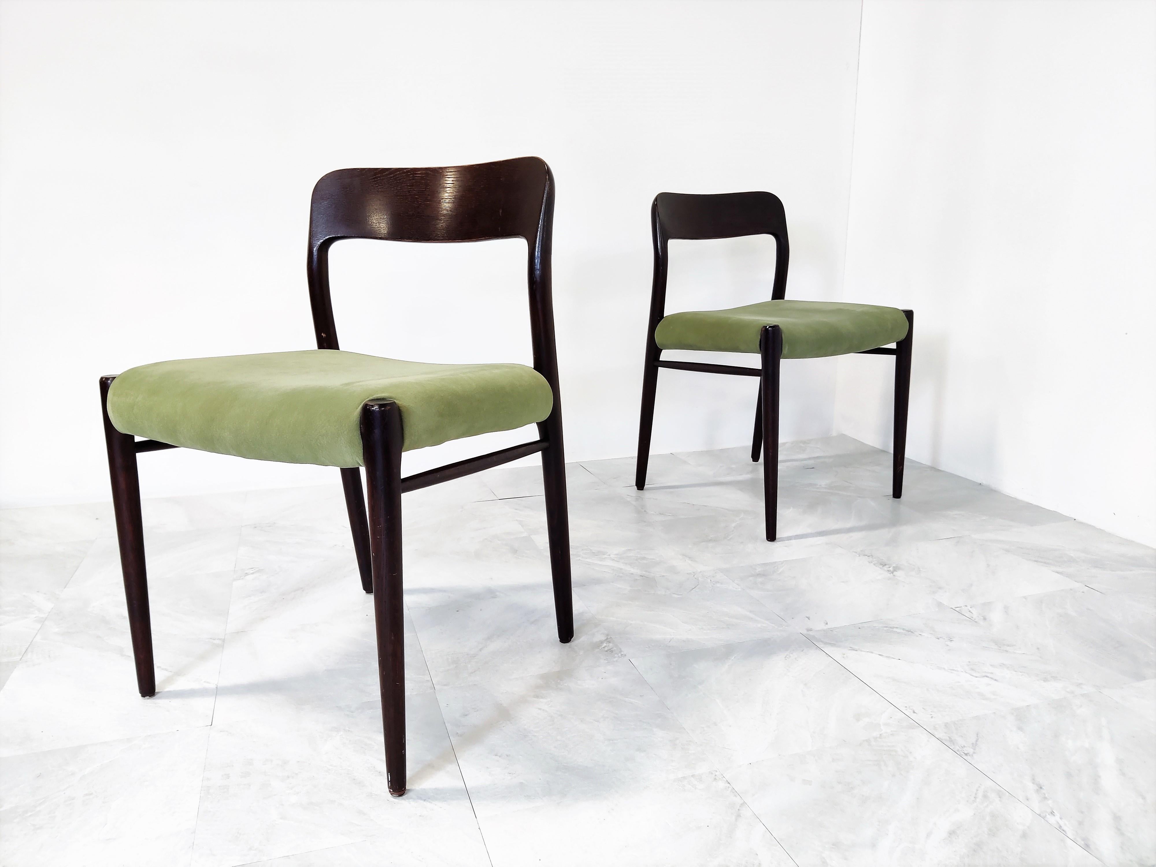 Fantastic set of 10 dining chairs designed by Niels Otto Moller upholstered in olive green suede.

Beautiful organic shaped wooden frames.

Very good condition.

1960s Denmark

Measures: height: 77 cm / 30.31
