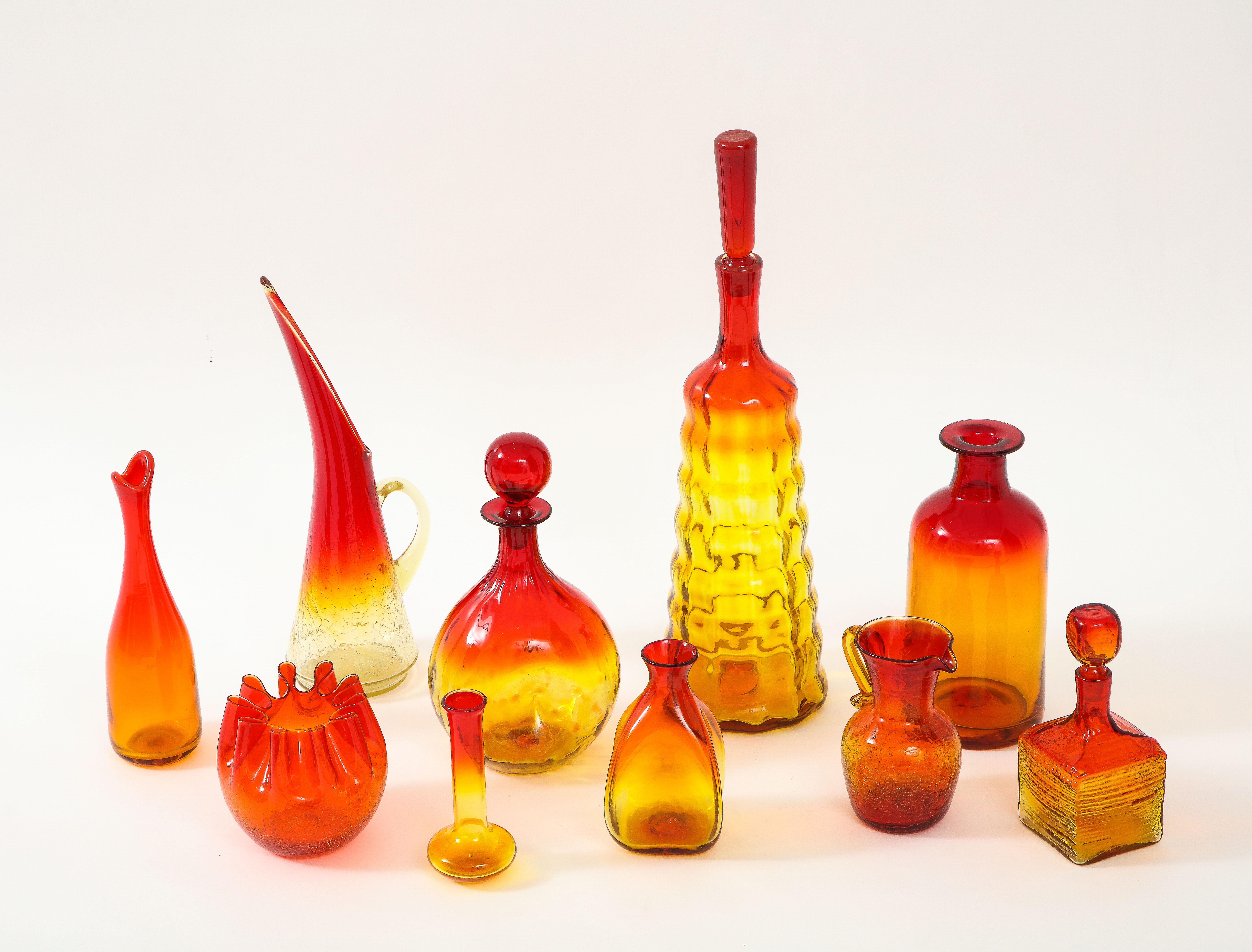 Fantastisches 10-teiliges Set von Blenko Art Glass aus der Mitte des Jahrhunderts in leuchtenden Orangetönen. Der größte ist 19,75 Zoll groß und hat einen Durchmesser von 5 Zoll.