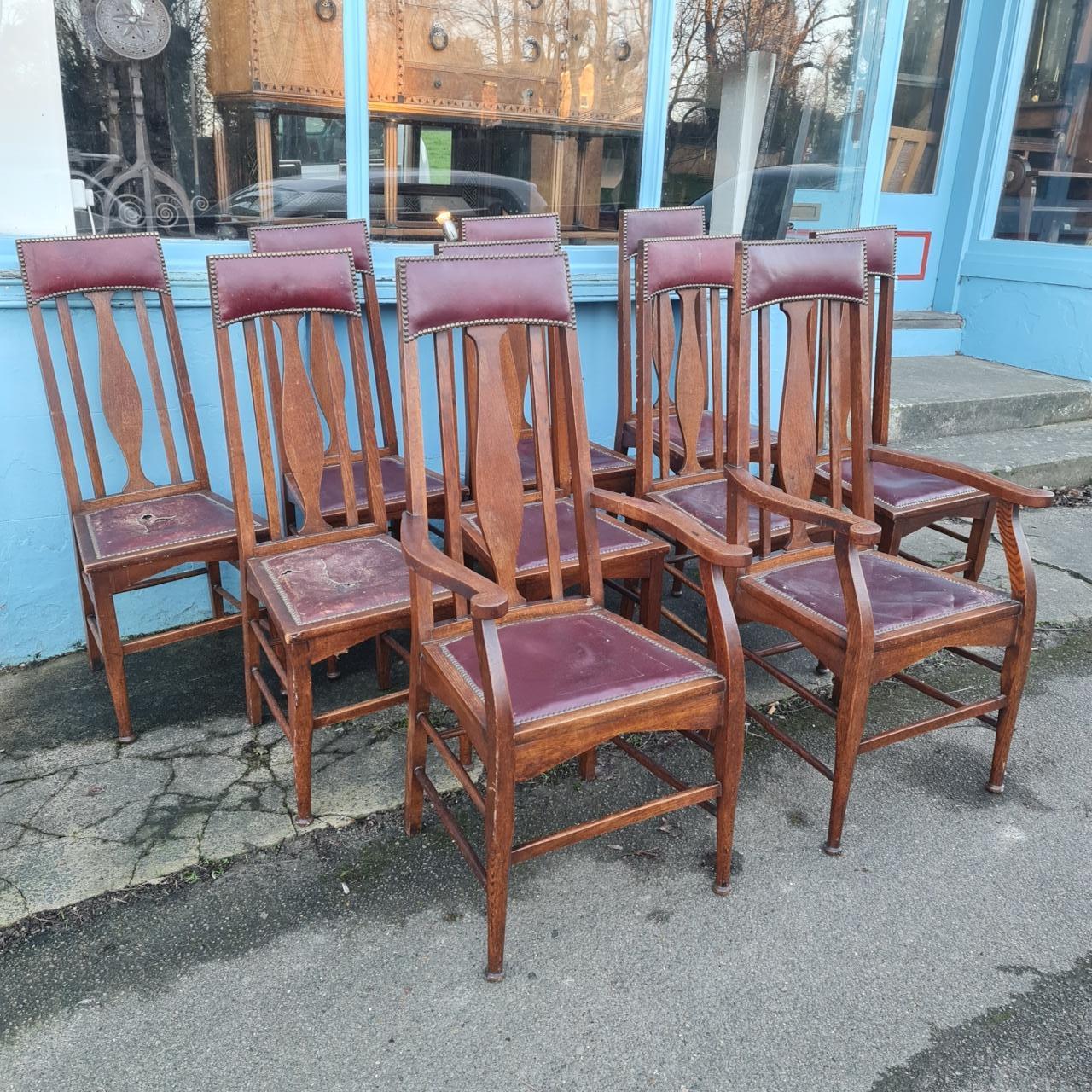 Langer Satz von 10 originalen Eichen-Esszimmerstühlen des Arts & Crafts Movement mit 2 Schnitzern.  Das Design dieser Stühle wird dem schottischen Designer E. A. Taylor zugeschrieben. Wahrscheinlich wurden sie von Wylie & Lochhead Ltd. hergestellt