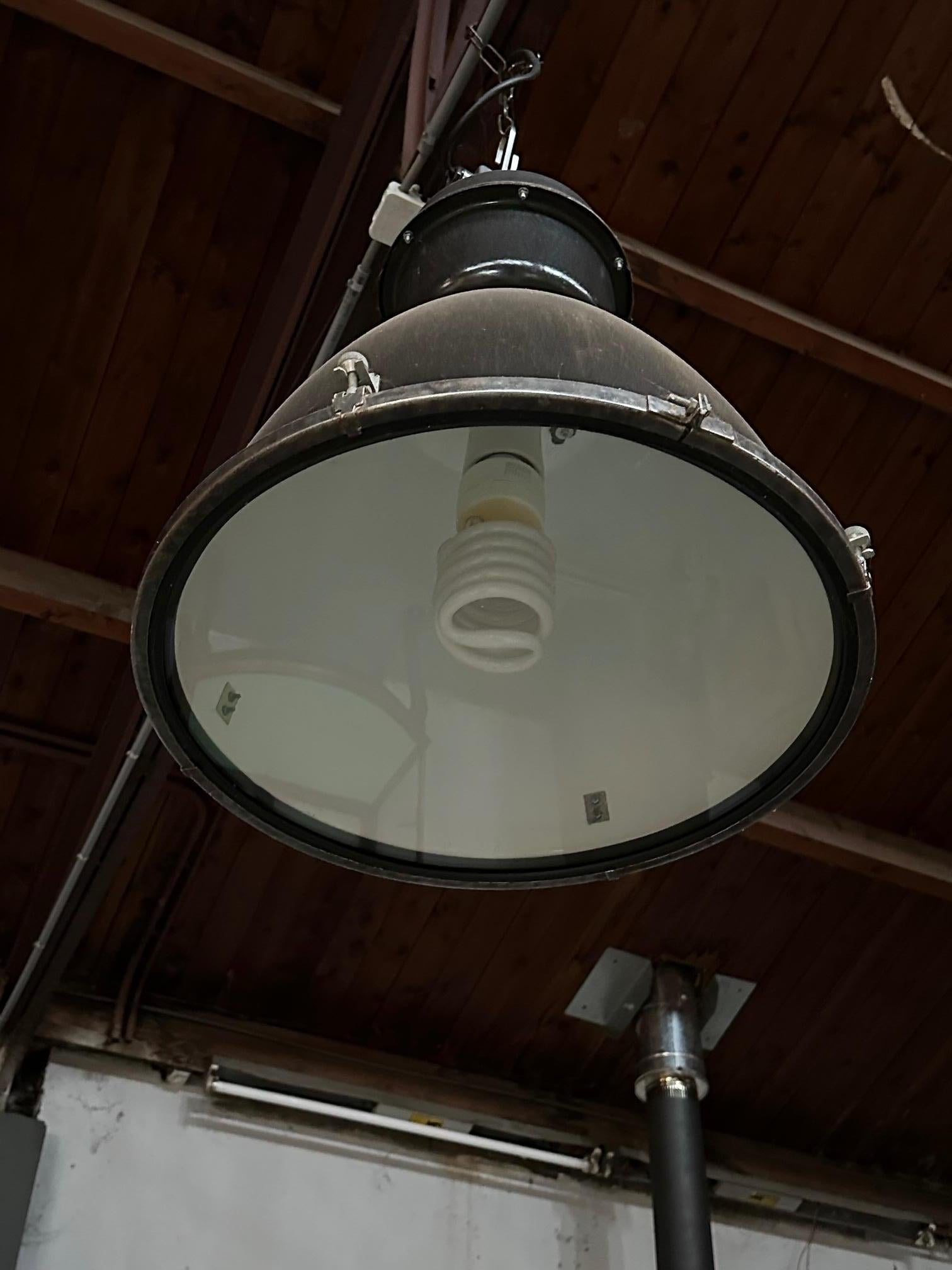 Set of 10 original industrial lamps In Good Condition For Sale In Eindhoven, NL
